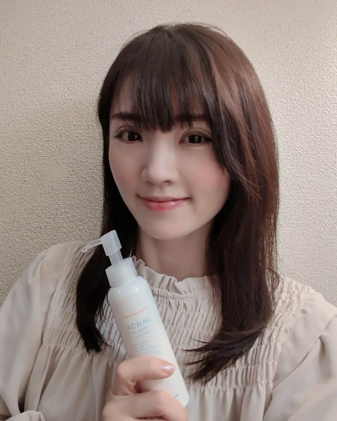 三宅裕子のインスタグラム：「𝖠𝖢𝖭𝖠𝖫⁡ 🕊‎𓂃 𓈒𓏸⁡ ⁡⁡ ⁡ 𝖯𝖨𝖭𝖪 𝖧𝖠𝖱𝖡 𝖢𝖫𝖤𝖠𝖭𝖲𝖨𝖭𝖦 🌸 @acnal_official  この度大好きなアクナル様の 公式アンバサダーに就任いたしました❣️  その中でも特に好きになる⁡ ⁡きっかけとなった ⁡⁡⁡⁡ピンクハーブクレンジング✨  お友達に誘ってもらったイベントで 出会いました♡  朝も使えるクレンジングというのが⁡ ⁡衝撃的で。⁡ ⁡ 毛穴ケアができるのが⁡ ⁡お気に入り🫶⁡ ⁡ ⁡名前通りピンク色のクレンジングで⁡⁡ 紫根という⁡和漢成分によるもので⁡ ⁡お肌にも優しい☺️ ⁡ ⁡ 特に大人ニキビに悩んでる方に⁡ ⁡おすすめだよ。⁡ ⁡ というのも開発者の方が大人ニキビに  悩まれていたのをきっかけにアクナルを 作られているの。⁡ ⁡ 実際にBefore Afterをみたけれど 本当にすごかった😳 開発秘話も感動したな✨⁡ ⁡ クレンジングはサラッとした ⁡ ⁡テクスチャーで メイク馴染みもいいよ👍🏻 >>>>動画があるので⁡ ⁡スワイプしてみてね！⁡ ⁡リキッドファンデ、アイライナー、⁡ ⁡アイブロウ、リップ💄⁡とするする~と⁡ ⁡落ちるよ。  ⁡モンドセレクションも受賞してる🎶 ⁡ .*･ﾟ　.ﾟ･*. ピンクハーブクレンジングの⁡ ⁡半額キャンペーンも 開催中❣️⁡ ⁡ ハイライトにリンク🔗を貼っておくので 是非チェックしてみてね🐰✨  https://acnal.jp/lp?u=ph_amb_2303_2  @acnal_official⁡ ❀ 𓂃𓈒𓏸 #acnal #アクナル #ピンクハーブクレンジング #ニキビクレンジング #ニキビケアクレンジング #クレンジングオイル #角栓ケアクレンジング #アクナルでなくなる#提供 #ACNAL公式アンバサダー」