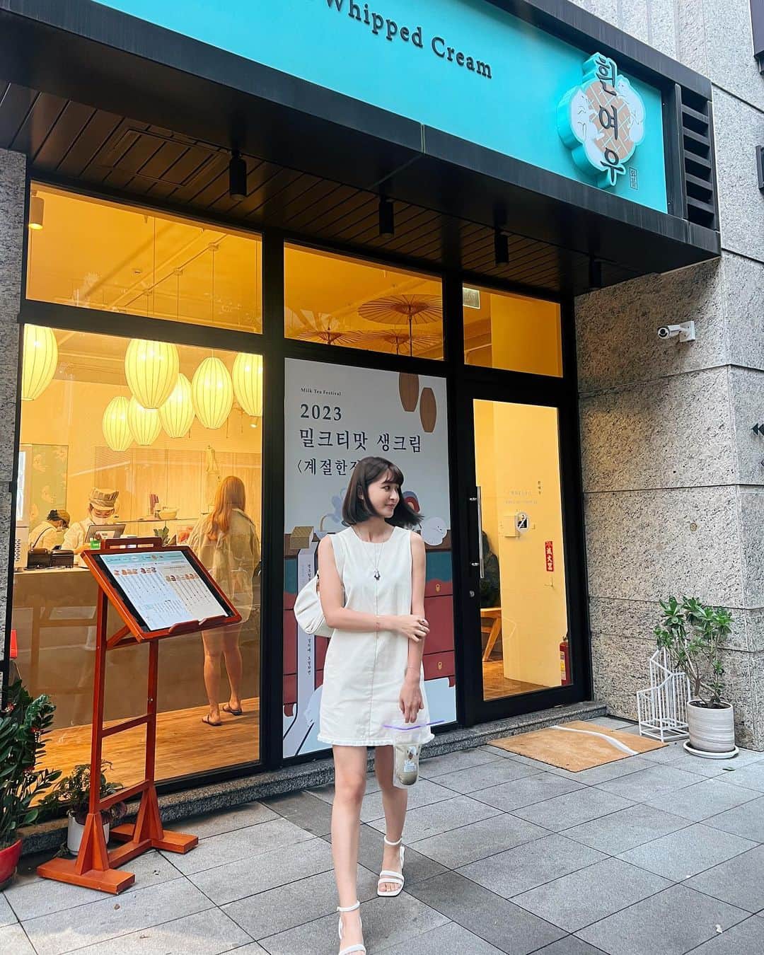 Kerinaのインスタグラム：「平常沒什麼機會逛市場 那天經過公司附近的虎林街黃昏市場 覺得好熱鬧忍不住逛了一下 有名又好吃的東加炸雞就在這裡  另外還發現了一間 新開的韓式華夫餅甜點店 @huinyeouwaffle  覺得它的吃法還蠻有趣的 把奶油跟配料直接夾在上下兩片鬆餅中間 可以直接邊走邊吃🤣 不然平常想吃鬆餅都必須坐下來用刀叉才能享用  第一次去點的都是甜的口味 下次想試試台灣限定的金沙芋泥😍  洋裝 @anirek_official  涼鞋 @gracegifttw 聯名鞋5/8開賣 飾品 @qeelinjewellery  #qeelin #qeelinjewellery」