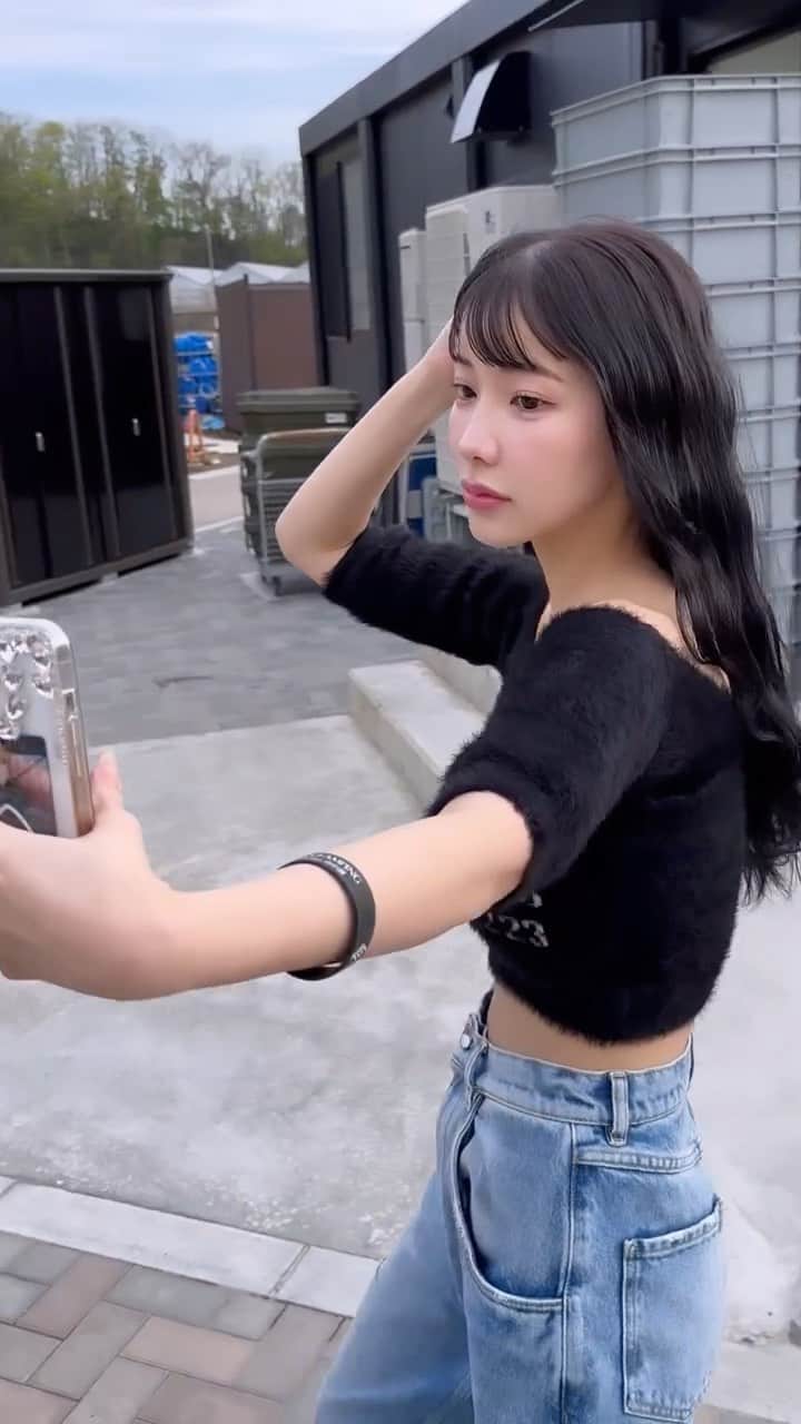 えみ姉のインスタグラム：「ㅤ 最近デニムが好きでデニムばっかり買い漁ってる🌿 ㅤ デニムにヘルシーな肌見せが気分〜るるる〜 ㅤ ㅤそのために体型管理もがんばるど✊🏻 ㅤ」