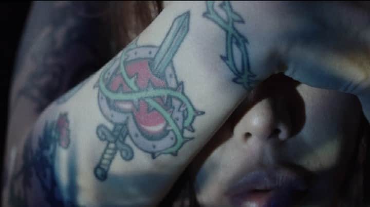 BONNIE PINK STAFFのインスタグラム：「「Like a Tattoo」ミュージックビデオが公開となりました✨ MVはプロフィールのハイライトからご確認いただけます。 ぜひご覧ください💁  ■「Like a Tattoo」 Music Video Cast：Lilika 、acha  Director：Hiroki Nakamura Director of Photography：Remi Yukio Bouvier Lighting Director：Mizutani Mitsutaka Casting：Oi-chan, honopanty Production Staff：Ryuji Kubonaga   Special Thanks：Ryuta Moriya(RONG-Tai FACTORY)  #BONNIEPINK」