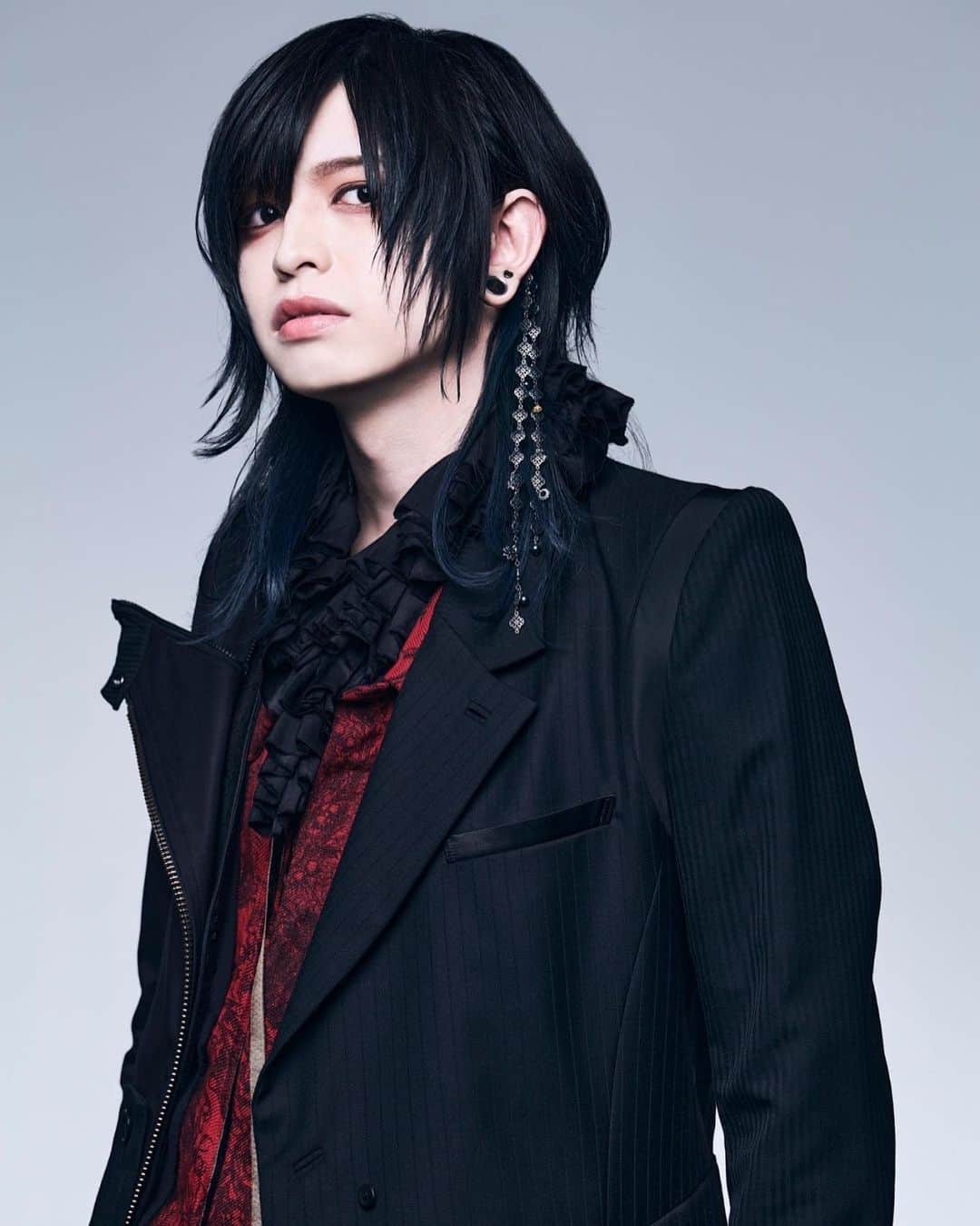 のインスタグラム：「新アー写公開 そして新曲「Drip」配信開始💿 色んな思いを乗せてベースを弾きました 新たなジグザグの一歩、ぜひ聴いてね  #SKS #ZIGZAG #Drip #ジグザグ  stylist：高見佳明 photographer：宮脇進 hairmake：福田佳緒理」