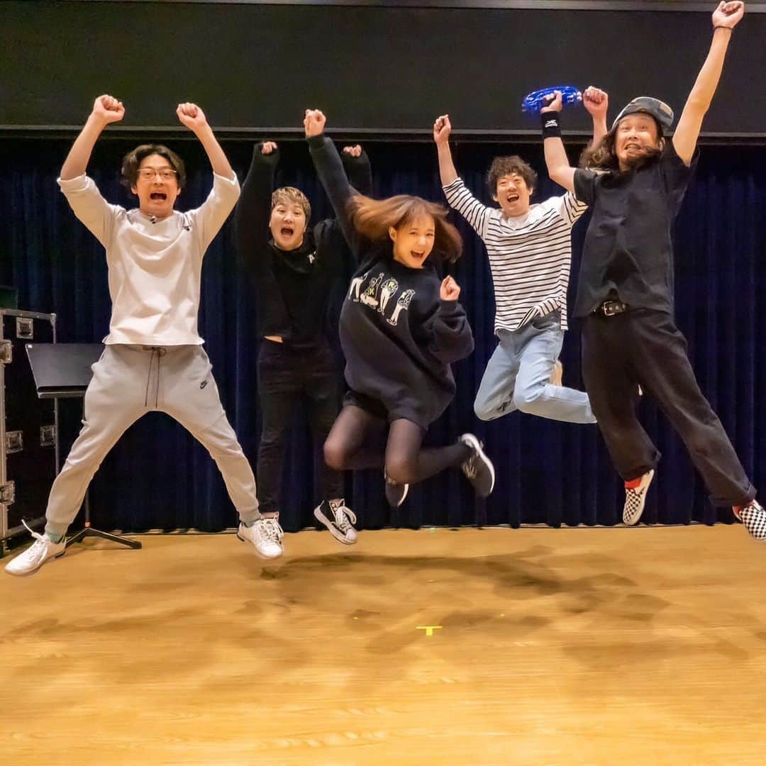 小名川高弘のインスタグラム：「大原櫻子ツアー5/2、福岡からスタートします✨ リハ完了して、みんなのテンションはこんな感じです！笑  #大原櫻子 #10(天)まで届けツアー」