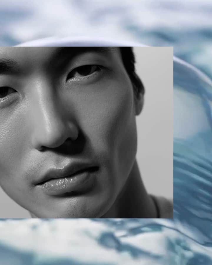 ドゥラメールのインスタグラム：「He’s catching on...A La Mer lineup, curated with him in mind:   The Cleansing Foam: our ultra-lightweight purifier that energizes and revitalizes while sweeping away excess oil and debris.  The Treatment Lotion: all-day hydration in a rush of liquid energy.  The Eye Concentrate: energizing emulsion to infuse the eye area with healing hydration.  The Moisturizing Soft Cream: healing moisture with barrier protection.   Shop the link in our bio. #lamer #lamerskincare #lamercleansingfoam #lamertreatmentlotion #lamereyeconcentrate #lamersoftcream」