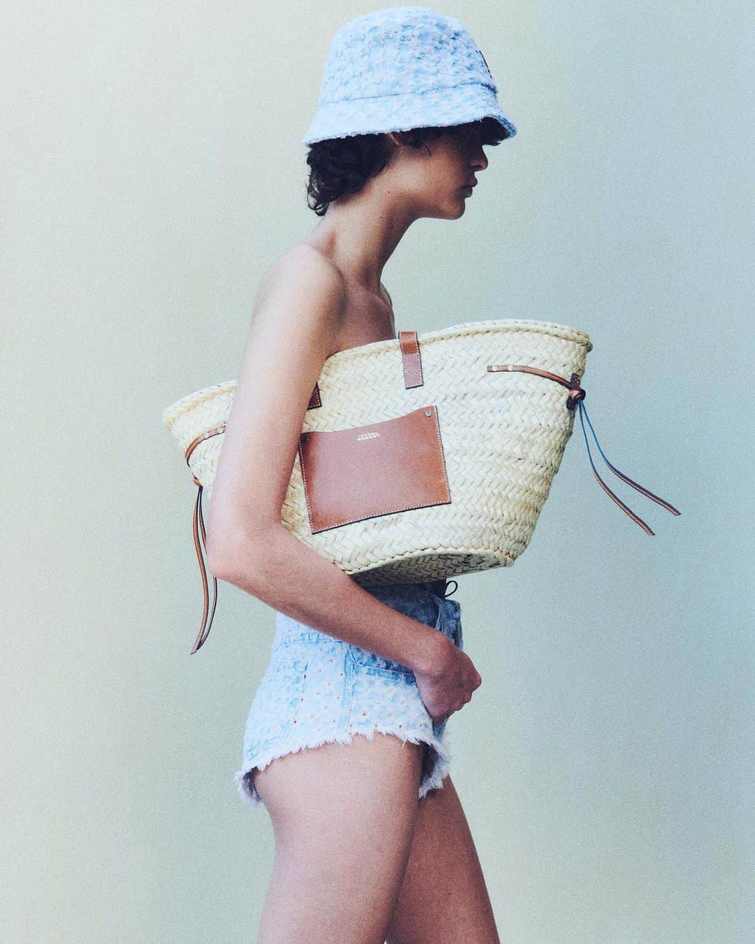 イザベルマランのインスタグラム：「Laid-back summer essentials. Get holiday-ready with La Riviera capsule, available now via link in bio.  @solisboa_ photographed by @pablodiprima  #IsabelMarantSS23 #IsabelMarant」