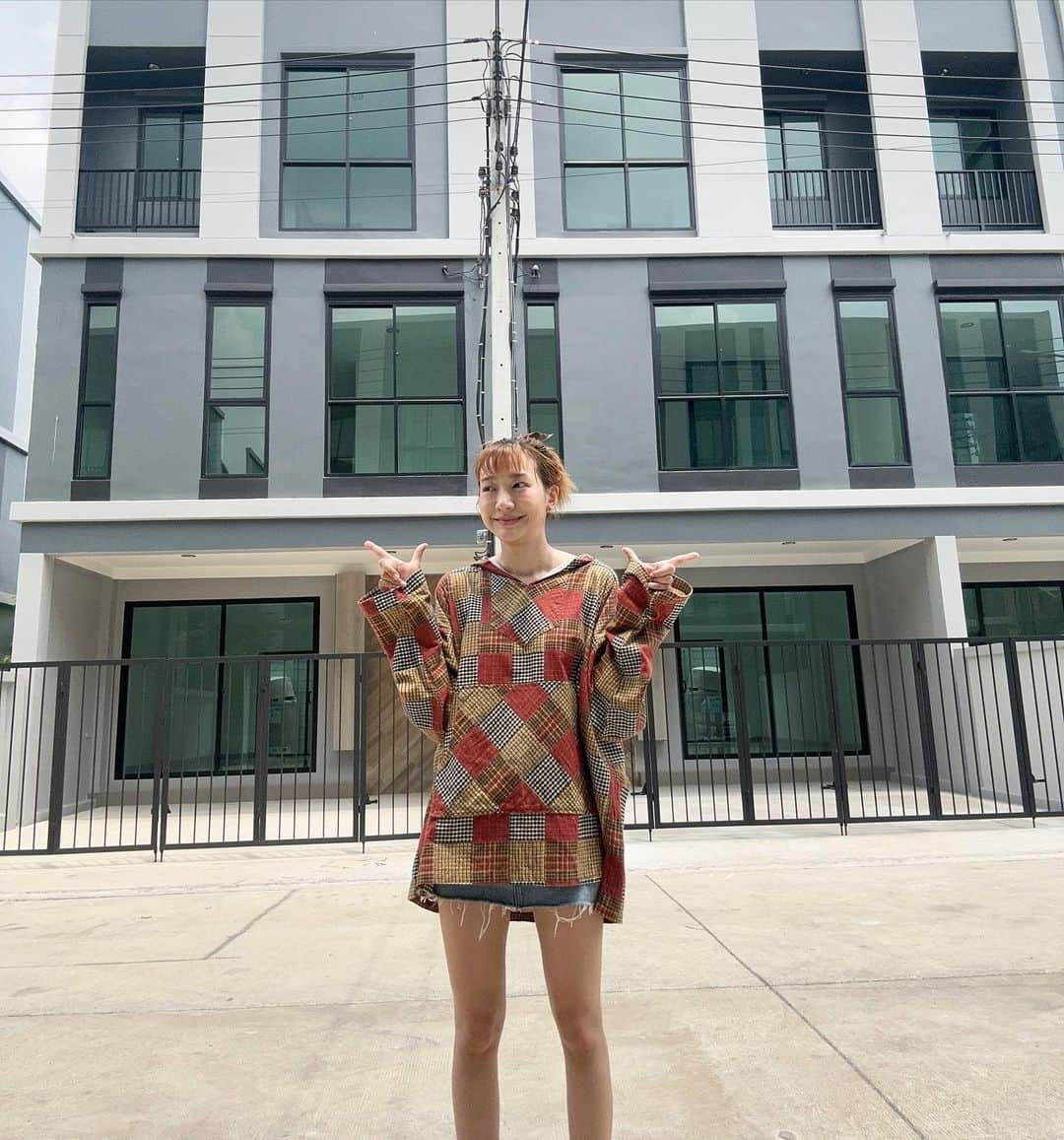 ニウィさんのインスタグラム写真 - (ニウィInstagram)「Finallyyyyyyyyy yayyyyy🏡🌈☀️🎉🎊 My น้ำพักน้ำแรง อีกหนี่ง step ของการเติบโต ทุ่มเท ทุ่มแรงกาย แรงใจมากๆ ขอบคุณครอบครัวและเหล่าพี่น้องฮีโร่ที่อยู่เบื้องหลังความสำเร็จนี้ Love you to da maxxxxxx!❤️ และทิ้งท้ายฝากไว้สักนิด ❤️ ถึงผู้จัดหนัง ละคร ซีรี่ส์ ลูกค้า sponsor ที่น่ารักทุกท่าน จะงานแสดง พิธีกร อีเว้นท์ รีวิว ขายของใดๆ ทางเรายินดีมากๆค่ะ  บ้านยังโล่งเชียว 😝 นิสัยดี น่ารัก มีวินัย ใฝ่ความรู้ คู่คุณธรรม จะตั้งใจทำงานให้ดีที่สุดค่ะ จ้างได้ทุกงานทุกช่อง ติดต่อคุณเจี๊ยบได้เลยค่ะ ไหว้ย่อค่ะ 🙏🏻🙏🏻🙏🏻😁😁😁😁😝😝😝หรือใครอยาก support ร้านแมงกะพรุนยั่วๆเชิญที่โครงการ the camping ground ประดิพัทธ์ ร้าน @izakaphrun ยินดีต้อนรับค่ะ 💕😝」5月1日 0時04分 - newpatitta