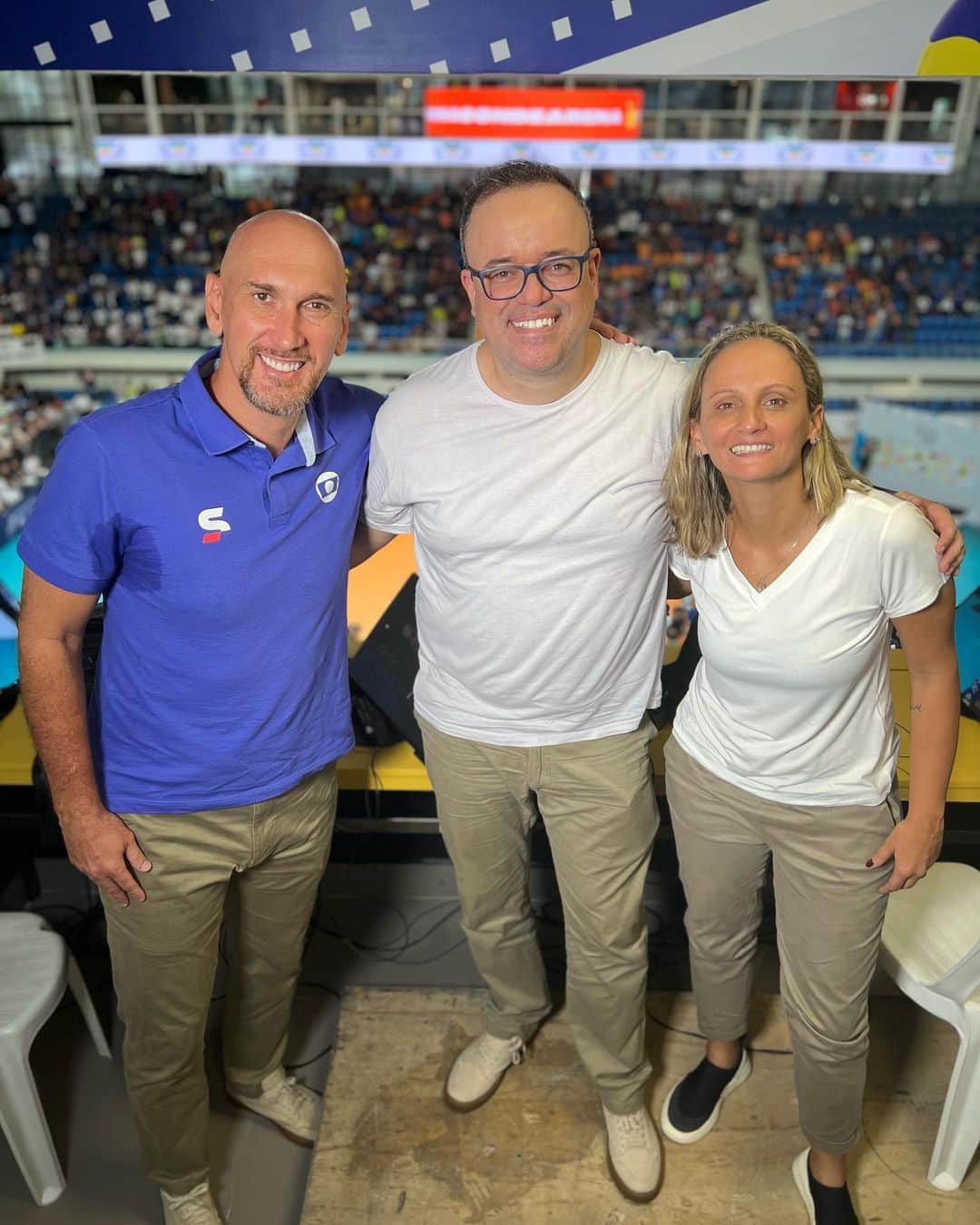 ファビアナ・オリベイラのインスタグラム：「Dia de final da Superliga masculina! Sempre um prazer estar ao lado deles! @nalbert12 @everaldomarques1」