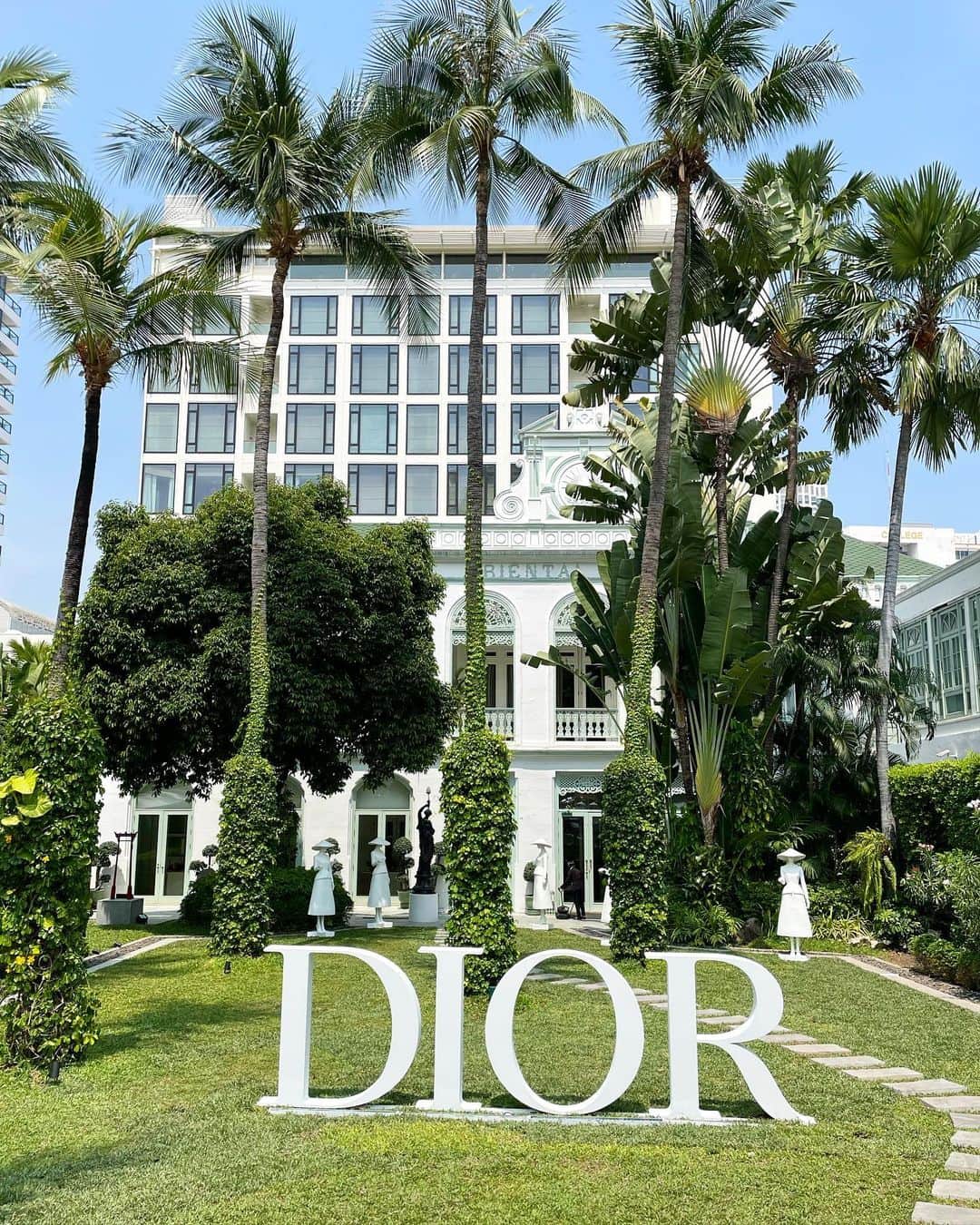 髙田麻紀子のインスタグラム：「❤︎ . @mo_bangkok で行われた Villa DIOR🍀🌷💎  夢のような素敵な空間で、益々DIORのファンになりました🥹✨  沢山写真を撮ったので、少しずつアップさせてください💘 . #villadior #villadior2023 #bangkok #mobangkok」