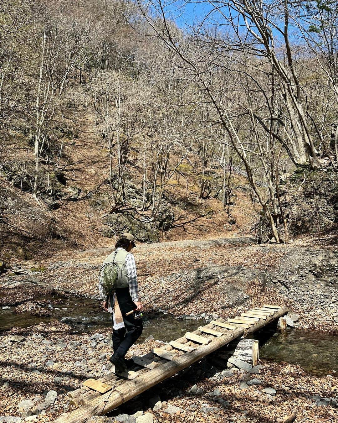 関川良のインスタグラム：「魚に出逢えるかどうかワクワクする気持ちと、熊にだけは会いたくないという恐怖心。。。 やっぱり釣りとサーフィンは似てる。  #SHIMANO #troutfishing #trout #cardiff #stella #18stella #18stellac2000hgs #fishing #渓流 #渓流釣り#シマノ#カーディフ #ステラ」