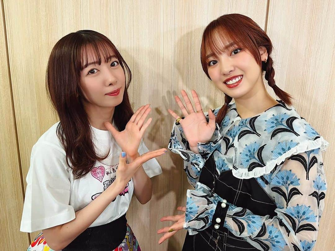 真山りかさんのインスタグラム写真 - (真山りかInstagram)「. ⁡ ⁡  #まやあに300  飯窪春菜のマンガ一日一冊 リレー配信📺📚 ⁡ まやあにはいつも通りゆるゆると #飯窪マンガ では #コスメの魔法 #僕の心のヤバいやつ を紹介させていただきました！ 勝負には負けてしまったけど、 とても良い作品なのでぜひ見てくださいね！ ⁡ #飯窪春菜 さん、共演させていただいたり プライベートでお会いすることはあっても こうして話すことが無かったので ど緊張しちゃいました、笑 お優しかったしはるちゃんと もっと仲良くなれたらいいなー！！ ⁡ #comics #anime ⁡ #まやまにあ ⁡ . ⁡」5月1日 0時07分 - ma_yama_official