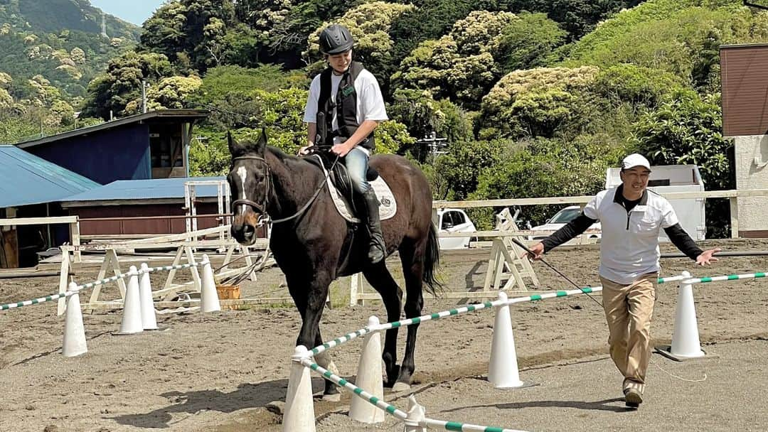 松浦まりなのインスタグラム：「伊豆の乗馬クラブ　天城ホースビレッジへ😁👍 手ぶらで、初心者にも安心のマンツーマンレッスンを💯  ここ、天然温泉あって、なんと宿泊施設もあり⭐  お馬さんは、元々競馬🏇にも出てたという🎉 サラブレッド！！とっても大きいし、つぶらな瞳😙😙  必要な装備をレンタルして、 お馬さんにブラッシングしながら、心を落ち着かせる👍  不安がってたり怖がってたりしたら、 お馬さんが読み取ってしまうらしい🤔  それにしても、壮大な環境で自然豊かで 広々としてて、ツバメの巣や、ワンちゃんも居たり😁  レッスンは、姿勢や、乗馬するにあたっての ポイントを細かく教えてくれたよ！  ご褒美のにんじんタイムで、さらに仲良くなった😁👍 次の日は、スムーズに乗れるよーになって 少しコツが掴めてきてちょい早目歩きも出来た💯  PR @amagi_horse_village #天城ホースビレッジ #乗馬体験 #乗馬 #伊豆アクティビティ #伊豆体験 #伊豆旅行」