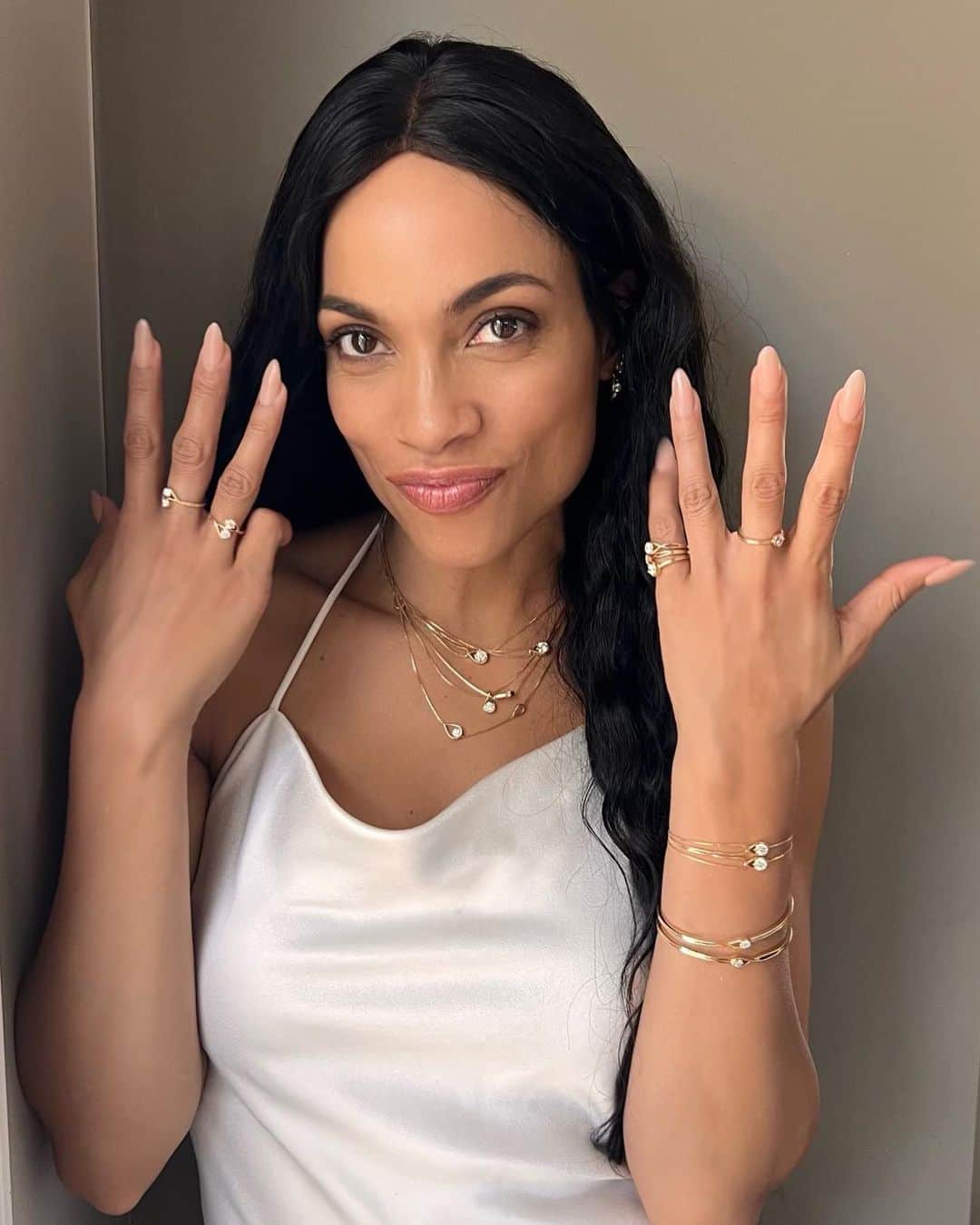 ロザリオ・ドーソンのインスタグラム：「Lab-created diamonds are diamonds, held to the highest quality standards. ✨    @theofficialpandora’s Diamonds by Pandora shine bright just like the sight of your Mom. 🤍  #labcreated #diamondsbypandora #mothersday」