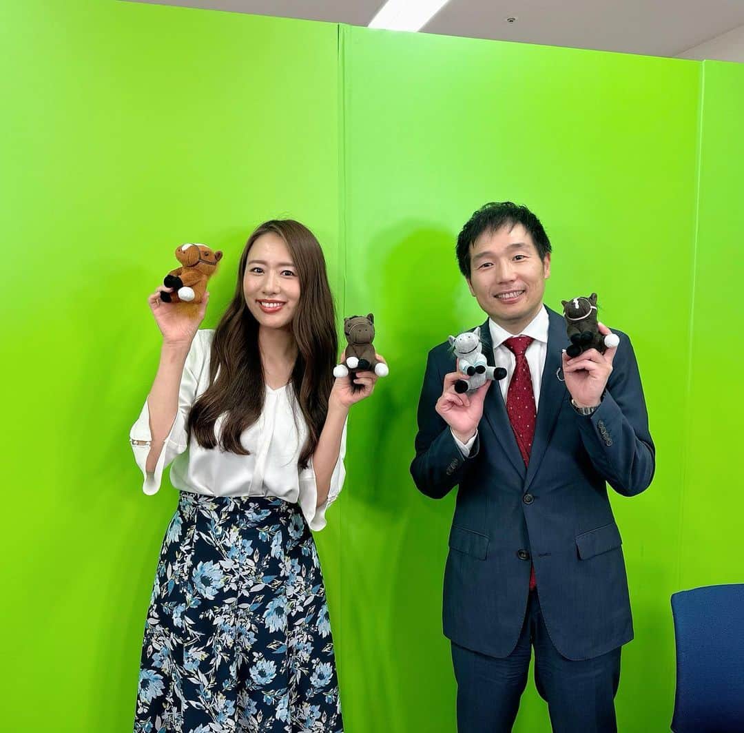 守永真彩のインスタグラム：「. . 今日は井内利彰さん　@iuchitoshiaki_gmen と東京競馬場でお仕事でした🐴✨  いや〜楽しかった！！！ いつも井内さんとのお仕事楽しくて時間が過ぎるのがあっという間です😂  お仕事の後は一緒にパドックへ💨 パドックの見方を教えてもらいながら推し馬を探して馬券を買ったら...!!!  なんと2レース買って2レースとも的中しました🎯✨ やばい！パドック楽しい🥺笑 そして井内さんのパドック診断凄くて恐れ入りました🙇‍♀️  2枚目のパドックの写真はまりかちゃんが撮ってくれました🤍 @marika__morita   天皇賞春はジャスティンパレスが勝利🏅やっぱり阪神大賞典を勝った馬は天皇賞春と相性いいなぁと改めて感じました。 強かったです🔥  残念ながら競走中止となってしまったタイトルホルダー、アフリカンゴールド。そして15着だったトーセンカンビーナの1日も早い回復を願います。」