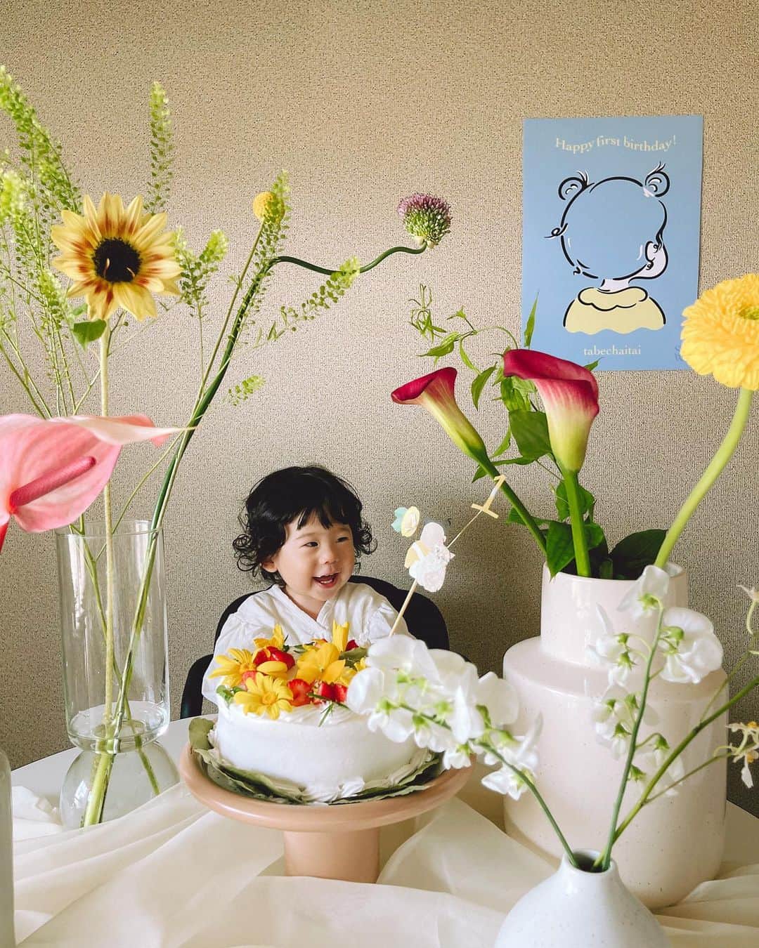 my9mj8さんのインスタグラム写真 - (my9mj8Instagram)「⁡ 4/26 1歳のお誕生日でした🎂 素敵なケーキとお花とポスターで可愛い思い出ができました💞 ケーキスタンドは欲しいのなくて悩んでて お家にあったお皿とコップです😂 撮影は布引っ張られそうになりながら必死に頑張りました笑 ⁡ ⁡ ↓ここからは振り返りとか まとまりのない内容です🫡 ⁡ ⁡ 振り返るとあっという間なんだけど 初めての子育ては体力、精神的にも限界突破〜で 濃厚な1年でした🥹 ⁡ 計画分娩になって前日の夕方にラミナリア入れて 夜中シクシク痛くてでもこれが陣痛とは思ってなかったけどきっと陣痛だったんだろな😂 看護師さん来るまでよく耐えた〜笑 ⁡ 出産して、すわくんみて無事誕生してよかった〜っていう安堵と、私の頑張りを褒め称えておくれ〜という感情がすごかった思い出😂 そして、すぐ次もし出産することがあったら無痛にすると誓ったのです。笑 ⁡ ⁡ 産後は心配事ばかりで、スマホで調べたりしてたけど （乳児湿疹も酷かったけどよくなったなー！これもどこかで共有しないと！） 成長と共に調べる回数が減り 元気にすくすくそだってくれて表情もどんどん豊かになって 最近は、触って欲しくないもの？取り上げるとこの世の終わりみたいに泣くようになって😂 自我芽生え〜🌱 イヤイヤ期こわいな〜🤫 ⁡ ⁡ マイペースぽい性格なのでまだ歩いたりしないけど すわくんペースでいってほしいです☺️💕 いつかは出来るようになってるし！というスタンスになりました！ ちょっと前まで比べたりこの時期にはこうなってますみたいなのに焦りもあったけど、こっちが焦ってもね🦥 ⁡ あと、すわくんはシャイボーイぽい✌️ おがさんもシャイだったみたいだし、私かなりの内弁慶でした😇内弁慶はやめてほしい笑 ⁡ ⁡ 父母2年目突入！がんばるぞ！ とにかく愛おしい存在です😌🤍  #1歳誕生日 #firstbirthday」5月1日 0時22分 - my9mj8