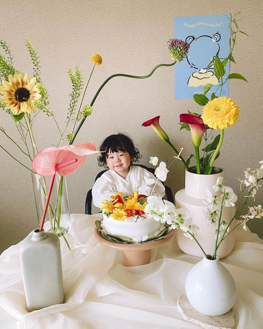 my9mj8さんのインスタグラム写真 - (my9mj8Instagram)「⁡ 4/26 1歳のお誕生日でした🎂 素敵なケーキとお花とポスターで可愛い思い出ができました💞 ケーキスタンドは欲しいのなくて悩んでて お家にあったお皿とコップです😂 撮影は布引っ張られそうになりながら必死に頑張りました笑 ⁡ ⁡ ↓ここからは振り返りとか まとまりのない内容です🫡 ⁡ ⁡ 振り返るとあっという間なんだけど 初めての子育ては体力、精神的にも限界突破〜で 濃厚な1年でした🥹 ⁡ 計画分娩になって前日の夕方にラミナリア入れて 夜中シクシク痛くてでもこれが陣痛とは思ってなかったけどきっと陣痛だったんだろな😂 看護師さん来るまでよく耐えた〜笑 ⁡ 出産して、すわくんみて無事誕生してよかった〜っていう安堵と、私の頑張りを褒め称えておくれ〜という感情がすごかった思い出😂 そして、すぐ次もし出産することがあったら無痛にすると誓ったのです。笑 ⁡ ⁡ 産後は心配事ばかりで、スマホで調べたりしてたけど （乳児湿疹も酷かったけどよくなったなー！これもどこかで共有しないと！） 成長と共に調べる回数が減り 元気にすくすくそだってくれて表情もどんどん豊かになって 最近は、触って欲しくないもの？取り上げるとこの世の終わりみたいに泣くようになって😂 自我芽生え〜🌱 イヤイヤ期こわいな〜🤫 ⁡ ⁡ マイペースぽい性格なのでまだ歩いたりしないけど すわくんペースでいってほしいです☺️💕 いつかは出来るようになってるし！というスタンスになりました！ ちょっと前まで比べたりこの時期にはこうなってますみたいなのに焦りもあったけど、こっちが焦ってもね🦥 ⁡ あと、すわくんはシャイボーイぽい✌️ おがさんもシャイだったみたいだし、私かなりの内弁慶でした😇内弁慶はやめてほしい笑 ⁡ ⁡ 父母2年目突入！がんばるぞ！ とにかく愛おしい存在です😌🤍  #1歳誕生日 #firstbirthday」5月1日 0時22分 - my9mj8