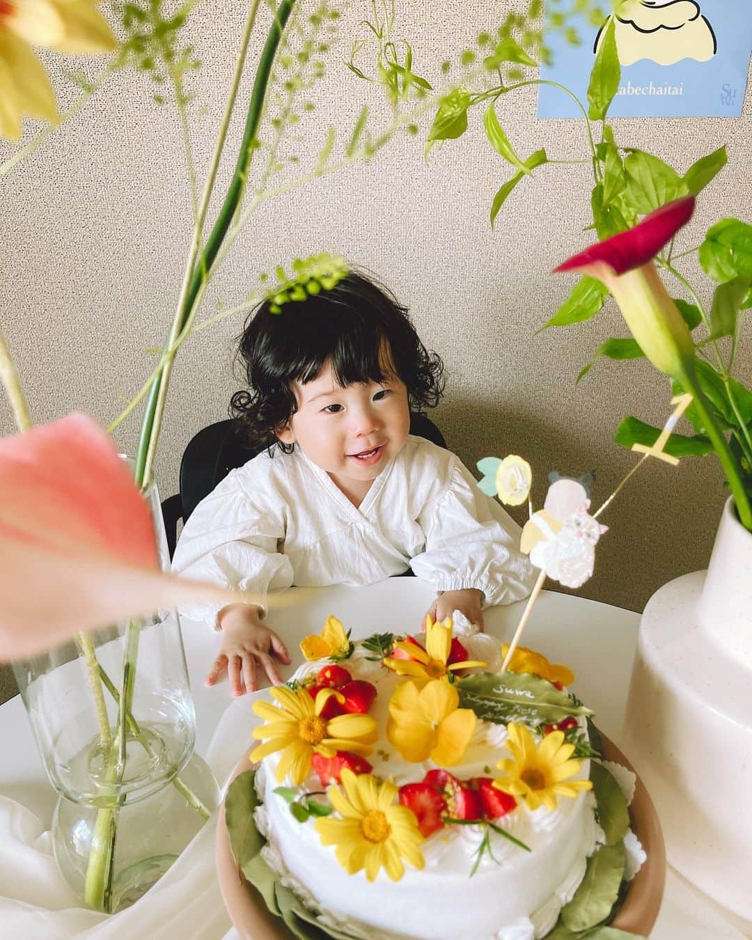 my9mj8のインスタグラム：「⁡ 4/26 1歳のお誕生日でした🎂 素敵なケーキとお花とポスターで可愛い思い出ができました💞 ケーキスタンドは欲しいのなくて悩んでて お家にあったお皿とコップです😂 撮影は布引っ張られそうになりながら必死に頑張りました笑 ⁡ ⁡ ↓ここからは振り返りとか まとまりのない内容です🫡 ⁡ ⁡ 振り返るとあっという間なんだけど 初めての子育ては体力、精神的にも限界突破〜で 濃厚な1年でした🥹 ⁡ 計画分娩になって前日の夕方にラミナリア入れて 夜中シクシク痛くてでもこれが陣痛とは思ってなかったけどきっと陣痛だったんだろな😂 看護師さん来るまでよく耐えた〜笑 ⁡ 出産して、すわくんみて無事誕生してよかった〜っていう安堵と、私の頑張りを褒め称えておくれ〜という感情がすごかった思い出😂 そして、すぐ次もし出産することがあったら無痛にすると誓ったのです。笑 ⁡ ⁡ 産後は心配事ばかりで、スマホで調べたりしてたけど （乳児湿疹も酷かったけどよくなったなー！これもどこかで共有しないと！） 成長と共に調べる回数が減り 元気にすくすくそだってくれて表情もどんどん豊かになって 最近は、触って欲しくないもの？取り上げるとこの世の終わりみたいに泣くようになって😂 自我芽生え〜🌱 イヤイヤ期こわいな〜🤫 ⁡ ⁡ マイペースぽい性格なのでまだ歩いたりしないけど すわくんペースでいってほしいです☺️💕 いつかは出来るようになってるし！というスタンスになりました！ ちょっと前まで比べたりこの時期にはこうなってますみたいなのに焦りもあったけど、こっちが焦ってもね🦥 ⁡ あと、すわくんはシャイボーイぽい✌️ おがさんもシャイだったみたいだし、私かなりの内弁慶でした😇内弁慶はやめてほしい笑 ⁡ ⁡ 父母2年目突入！がんばるぞ！ とにかく愛おしい存在です😌🤍  #1歳誕生日 #firstbirthday」