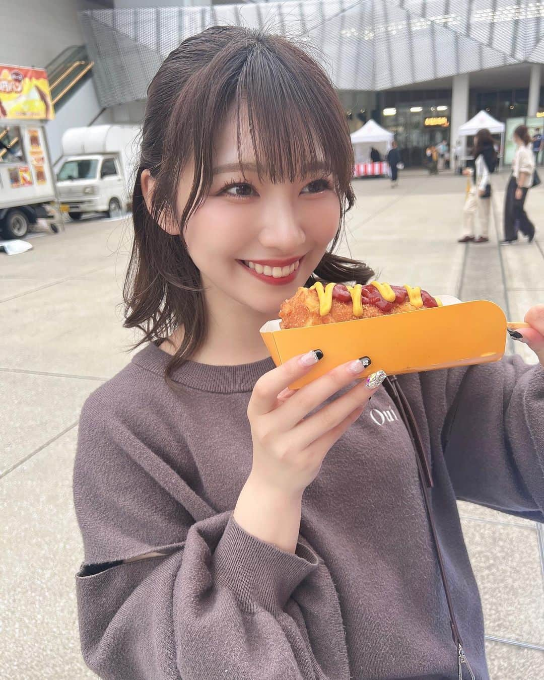 星野理沙さんのインスタグラム写真 - (星野理沙Instagram)「🧀  チーズドック？ポテトレーラー？ めっちゃ久々に食べた〜カロリー爆弾💣💥💥😇 美味しかったからいいんだ〜 どうせ太るなら美味しいもので太りたい！  4月もたくさん会いに来てくれてありがとう。私が私でいられるのはみんなが私やラブアグに会いに来てくれたり、黄色サイリウム振ってくれたり、特典会遊びに来てくれたり、SNS見ててくれるおかげです。周りの人たちからもらえる星野理沙への評価で、みんなからの応援のありがたみをたくさん感じています😌 本当にありがとう！ 5月はついにワンマンが控えています。今の7人でできる精一杯で最高の時間にしますので5/30新宿BLAZEで待ってるね🌈🎶  新曲レッスン、レコ、ボイトレとかバタバタしそうだけどみんなによかったって思ってもらえる日に必ずしたいので自分のできることは頑張るんだ〜後悔だけはしたくないからね！😼😼  ということで今日もありがとう！ GWまだまだこれから〜5/2.3.5.6.7とライブあります！最近ね、1日に1人は新規さん来て欲しいって思ってレスの仕方とか目線とか考えながらやってる！ちなみに調子いい😼新しく知ってくれた人、たくさん仲良くなろうね！  明日はオフです！でもやりたいことやらなきゃなことが溜まりすぎてるので早起きします！  おやすみなさい🌙」5月1日 0時26分 - chanrisa_____