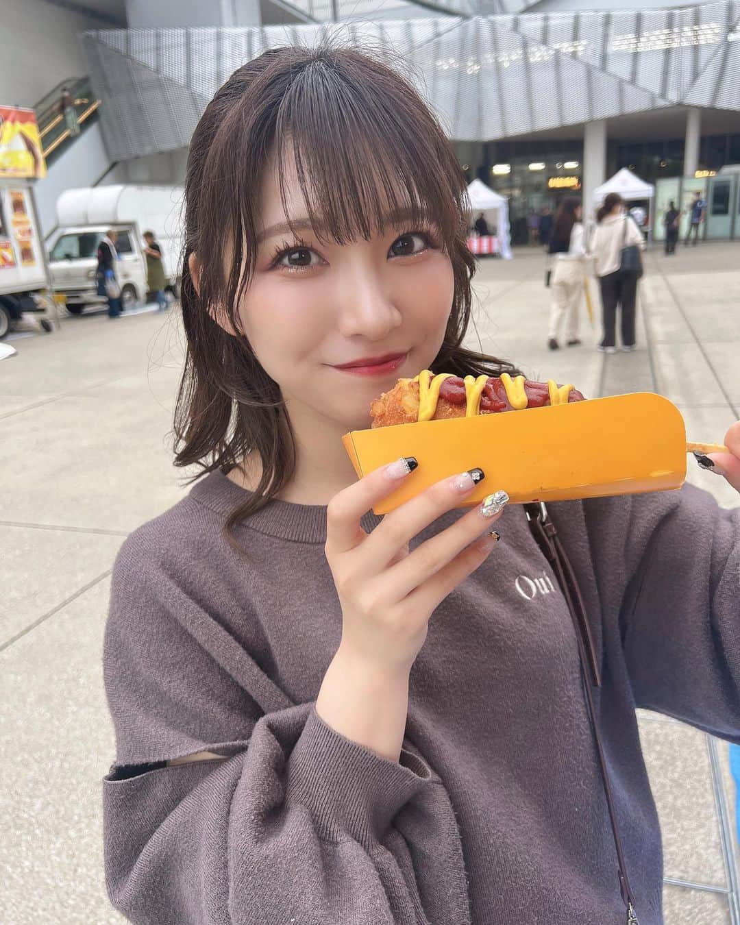 星野理沙さんのインスタグラム写真 - (星野理沙Instagram)「🧀  チーズドック？ポテトレーラー？ めっちゃ久々に食べた〜カロリー爆弾💣💥💥😇 美味しかったからいいんだ〜 どうせ太るなら美味しいもので太りたい！  4月もたくさん会いに来てくれてありがとう。私が私でいられるのはみんなが私やラブアグに会いに来てくれたり、黄色サイリウム振ってくれたり、特典会遊びに来てくれたり、SNS見ててくれるおかげです。周りの人たちからもらえる星野理沙への評価で、みんなからの応援のありがたみをたくさん感じています😌 本当にありがとう！ 5月はついにワンマンが控えています。今の7人でできる精一杯で最高の時間にしますので5/30新宿BLAZEで待ってるね🌈🎶  新曲レッスン、レコ、ボイトレとかバタバタしそうだけどみんなによかったって思ってもらえる日に必ずしたいので自分のできることは頑張るんだ〜後悔だけはしたくないからね！😼😼  ということで今日もありがとう！ GWまだまだこれから〜5/2.3.5.6.7とライブあります！最近ね、1日に1人は新規さん来て欲しいって思ってレスの仕方とか目線とか考えながらやってる！ちなみに調子いい😼新しく知ってくれた人、たくさん仲良くなろうね！  明日はオフです！でもやりたいことやらなきゃなことが溜まりすぎてるので早起きします！  おやすみなさい🌙」5月1日 0時26分 - chanrisa_____