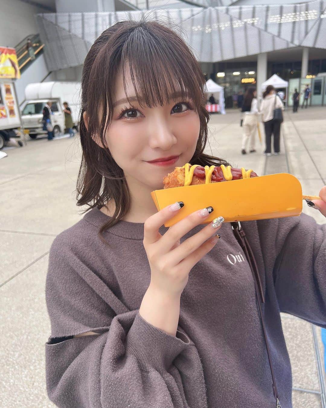 星野理沙のインスタグラム：「🧀  チーズドック？ポテトレーラー？ めっちゃ久々に食べた〜カロリー爆弾💣💥💥😇 美味しかったからいいんだ〜 どうせ太るなら美味しいもので太りたい！  4月もたくさん会いに来てくれてありがとう。私が私でいられるのはみんなが私やラブアグに会いに来てくれたり、黄色サイリウム振ってくれたり、特典会遊びに来てくれたり、SNS見ててくれるおかげです。周りの人たちからもらえる星野理沙への評価で、みんなからの応援のありがたみをたくさん感じています😌 本当にありがとう！ 5月はついにワンマンが控えています。今の7人でできる精一杯で最高の時間にしますので5/30新宿BLAZEで待ってるね🌈🎶  新曲レッスン、レコ、ボイトレとかバタバタしそうだけどみんなによかったって思ってもらえる日に必ずしたいので自分のできることは頑張るんだ〜後悔だけはしたくないからね！😼😼  ということで今日もありがとう！ GWまだまだこれから〜5/2.3.5.6.7とライブあります！最近ね、1日に1人は新規さん来て欲しいって思ってレスの仕方とか目線とか考えながらやってる！ちなみに調子いい😼新しく知ってくれた人、たくさん仲良くなろうね！  明日はオフです！でもやりたいことやらなきゃなことが溜まりすぎてるので早起きします！  おやすみなさい🌙」