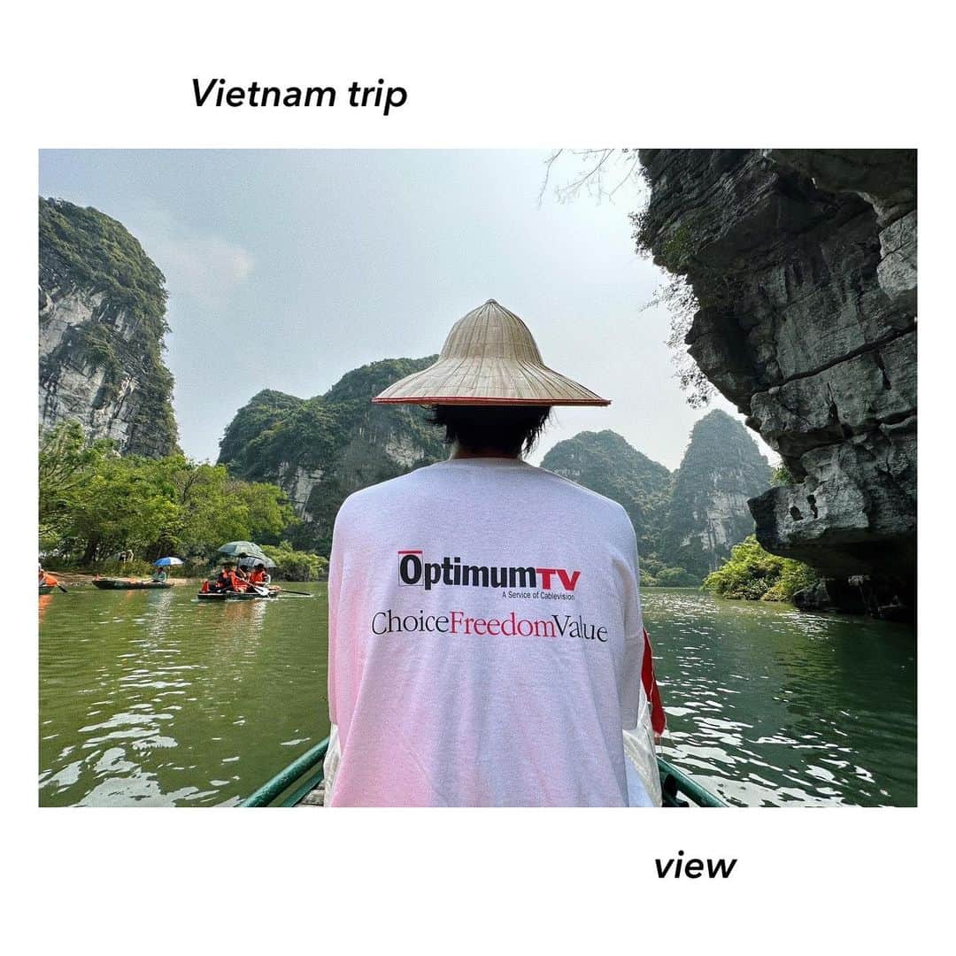 上杉圭哉のインスタグラム：「ベトナム旅行まとめ🇻🇳✈️ View 編  海外旅行行きたいけどそんな高いお金出せない、、って方はベトナムオススメ。  ハノイだと飛行機も現地の食事もホテルもかなり安く、ご飯も景色も日本では食べれない、見れないものが多くとっても良い旅に🥺  📍ニンビン ハノイからバスで1時間ちょっと。 ここはボートに乗ってひたすらきれいな景色を堪能できます🙄 ただ、ルートは３つのうち２つ目がオススメ！！→1.3は長すぎるので こめちなみにこの帽子はボート乗り場のすぐ近くで買えます。  📍トレインストリート ここは絶対行った方がいい！！ ぎっりぎりのところを電車が通り抜けるんやけど、普通にこの至近距離で生活している人も沢山います。 オシャレなご飯屋さんはハノイビールも外で飲めますー！！ ただ、電車は2.3時間おきにしか来ないので予め通り抜ける時間をリサーチしておく必要があります🫶🏻  📍スンソット鍾乳洞 この鍾乳洞は日本と違い山の上にあり、今まで見た中で1番大きくて、自然が作り出したと思えないくらい美しかった🫶🏻 中はすごい涼しい😎  📍ハロン湾 先ほどの鍾乳洞もそうですがツアーで行きました🥺 クルージングはベトナム料理を食べることができたりします😕 僕が行った時は天気が曇りだったのできれいに写真撮れなかったですが、世界遺産ということもあり海外からの観光客がすごい多かったです！  📍花市場 僕は昼に行きましたが夜の方が盛えてるみたいなので夜がオススメ🌉 ベトナムのお花を知りたいと思い訪れた場所で並べ方が日本よりもきれい。  📍街 フランスの植民地だったからなのかヨーロッパのような建物が多くアジアとヨーロッパが一つの建物で合わさってるものが多かった🫡 歩いてるだけで日本では見れないようなものも沢山あります😉  📍番外編 ベトナムのカルチャーを知る為におばちゃんに混ざってベトナムのエクササイズに参加🇻🇳 どこにいるでしょうか。  リクエスト多かったらオススメご飯屋さんも紹介します🥚  #ベトナム旅行#トラベル #vietnamtravel #hanoi #真剣に踊ってます」