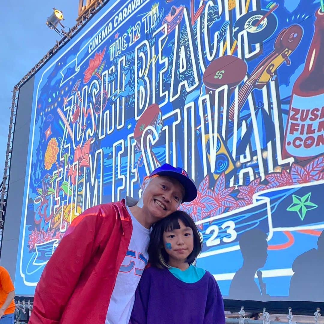 Boseのインスタグラム：「逗子映画祭。子供たちとビートボックスワークショップ最高でした。アフラとのライブも楽しかった。天気もバッチリ。あさちゃんとゲバたんは、ポップコーン販売のお手伝い。 #逗子映画祭」