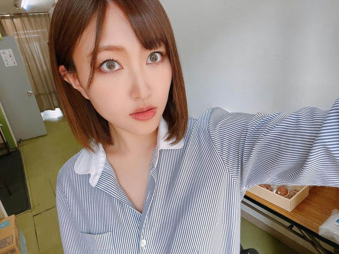 上枝恵美加さんのインスタグラム写真 - (上枝恵美加Instagram)「舞台「テンリロ⭐︎インディアン」 ご観劇いただいた皆様ありがとうございました。  Gracias/Thanks for "TEN LITTLE INDIANs"! (ESPAÑOL & ENGLISH below-abajo)  ちょっと今回は語りますね。  大阪生まれ大阪育ち、アイドル出身の私が、今回、2時間英語台詞のみというアメリカ人の看守の役を任せて頂けたのも、グローバルに活動したい、母国語以外でもお芝居がしたいとスペインへ飛んだあの日があったから。  初めて日本の地で、生で、英語で芝居をする姿をお見せ出来る機会だったというのも貴重なことながら、今回とても嬉しい感想を沢山頂きました。  座組も素敵な女優ばかりの中で、 劇団6番シードさんのこの素敵な作品にケイトとして今回携わる事が出来て光栄でした。  英語やスペイン語を話せる日本人の女優が圧倒的に少ないのは事実。でも確実に必要になってくる枠です。  必要とされた時、「上枝恵美加」の名前が上がるように。  だからね、言語の壁を超えて、国境の壁を超えてもっともっとお芝居ができるように、日々頑張ります。  もう少しでまた嬉しいお知らせも出来るよ！  無謀だと笑った人達がひっくり返る日まで、少しずつ確実に前に歩いて行きますので！  これからも上枝恵美加の応援を、よろしくお願い致します！  ケイト役　上枝恵美加  ESP: No escribiré mucho (como en japonés), pero justo terminé una obra de teatro en la que mi papel, una de las protagonistas, era completamente en inglés durante dos horas.  Cuando fui a España apenas imaginaba que llegaría este día, pero aún quiero seguir actuando así, en español e inglés, y hacer sentir orgullosos a mis fans y a los que vayan a verme a partir de ahora!  ENG: I won't write such a long text like in Japanese, but just wanted to share that many years ago, there was a younger me that only could speak Japanese and wanted to act in foreign languages...  Who would tell me, some years after setting foot in Spain, I would be acting in a 2 hour play only in English (in Japan)?  I know there is still much way to go, but I want to do it. To keep acting in Spanish and English and make sure that fans and those who see me are proud alike!」5月1日 0時52分 - emika_kamieda