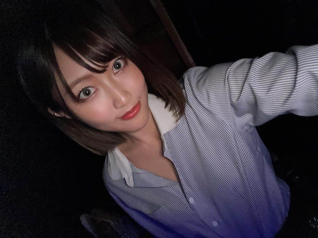 上枝恵美加のインスタグラム：「舞台「テンリロ⭐︎インディアン」 ご観劇いただいた皆様ありがとうございました。  Gracias/Thanks for "TEN LITTLE INDIANs"! (ESPAÑOL & ENGLISH below-abajo)  ちょっと今回は語りますね。  大阪生まれ大阪育ち、アイドル出身の私が、今回、2時間英語台詞のみというアメリカ人の看守の役を任せて頂けたのも、グローバルに活動したい、母国語以外でもお芝居がしたいとスペインへ飛んだあの日があったから。  初めて日本の地で、生で、英語で芝居をする姿をお見せ出来る機会だったというのも貴重なことながら、今回とても嬉しい感想を沢山頂きました。  座組も素敵な女優ばかりの中で、 劇団6番シードさんのこの素敵な作品にケイトとして今回携わる事が出来て光栄でした。  英語やスペイン語を話せる日本人の女優が圧倒的に少ないのは事実。でも確実に必要になってくる枠です。  必要とされた時、「上枝恵美加」の名前が上がるように。  だからね、言語の壁を超えて、国境の壁を超えてもっともっとお芝居ができるように、日々頑張ります。  もう少しでまた嬉しいお知らせも出来るよ！  無謀だと笑った人達がひっくり返る日まで、少しずつ確実に前に歩いて行きますので！  これからも上枝恵美加の応援を、よろしくお願い致します！  ケイト役　上枝恵美加  ESP: No escribiré mucho (como en japonés), pero justo terminé una obra de teatro en la que mi papel, una de las protagonistas, era completamente en inglés durante dos horas.  Cuando fui a España apenas imaginaba que llegaría este día, pero aún quiero seguir actuando así, en español e inglés, y hacer sentir orgullosos a mis fans y a los que vayan a verme a partir de ahora!  ENG: I won't write such a long text like in Japanese, but just wanted to share that many years ago, there was a younger me that only could speak Japanese and wanted to act in foreign languages...  Who would tell me, some years after setting foot in Spain, I would be acting in a 2 hour play only in English (in Japan)?  I know there is still much way to go, but I want to do it. To keep acting in Spanish and English and make sure that fans and those who see me are proud alike!」