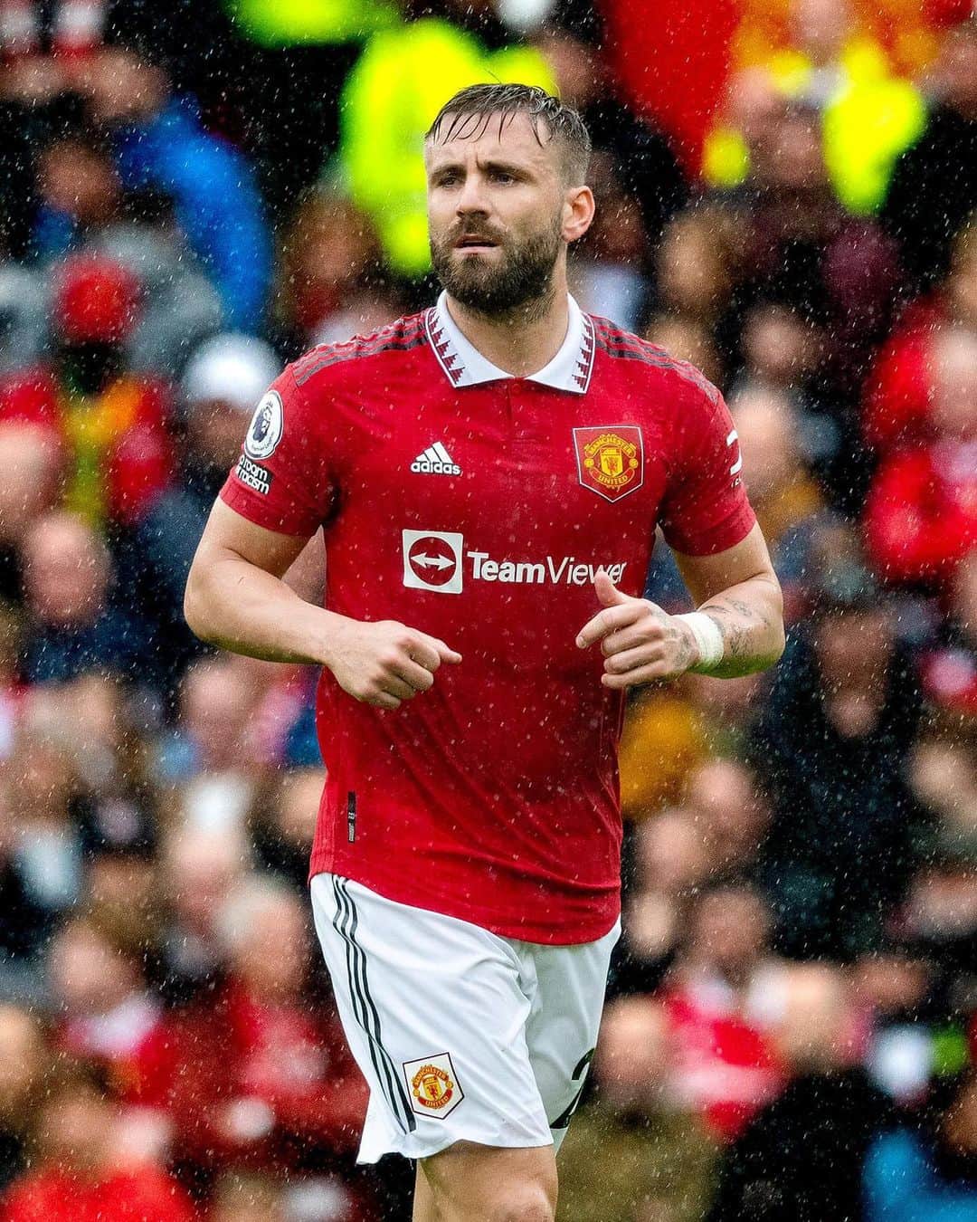 ルーク・ショーのインスタグラム：「3 points, clean sheet, we keep moving. 👊🏼🔴」