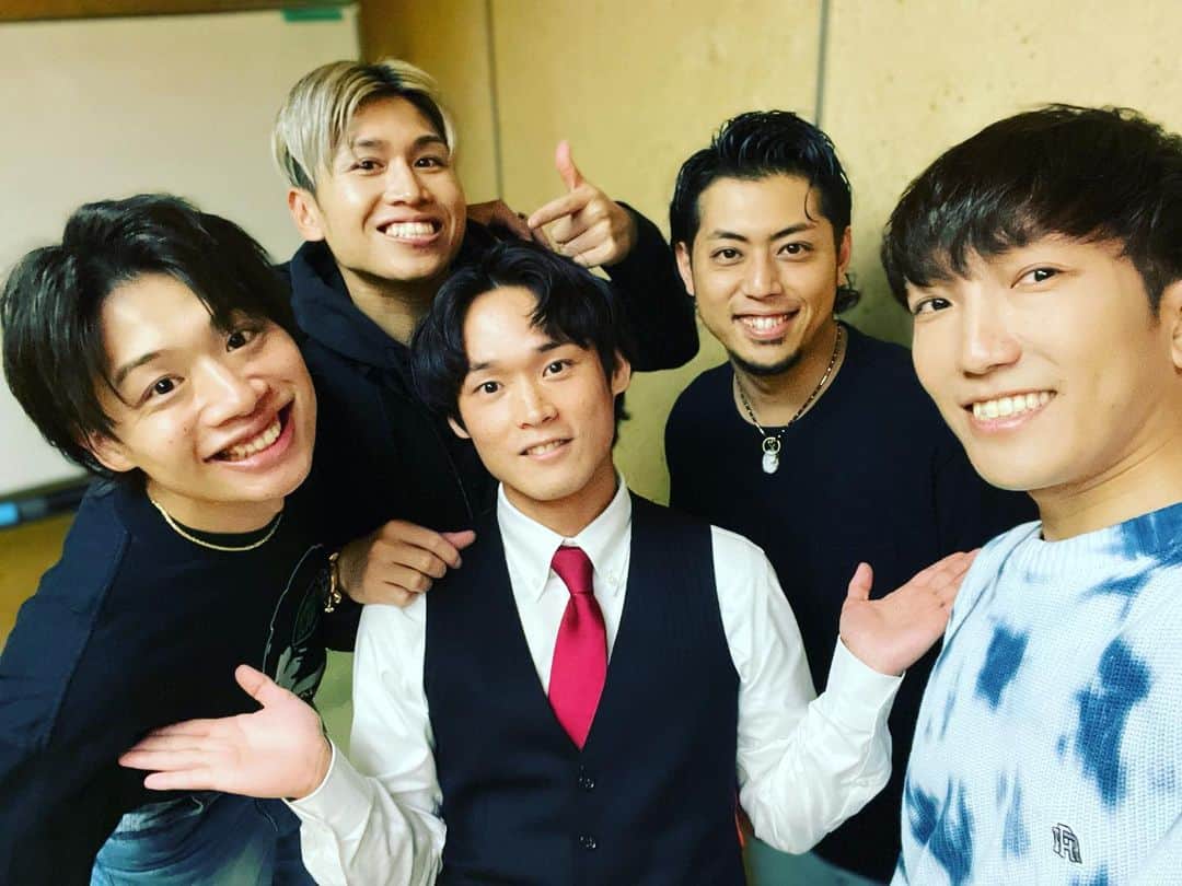 のインスタグラム：「4月最後のライブは四日市温泉おふろcafe 湯守座でした。 そして我らが愛するマネージャーさん最後の日。いままで斬波を誰よりも愛して頑張ってくれたマネージャーさん、本当にありがとう！ 人生の次のステージでもきっと大成功間違いなしです！ いつかお互い大きく成長してまた会いましょう。 これからも私たち一人ひとりの応援よろしくお願いします。 日本に笑顔を！  #斬波  #zanpa」