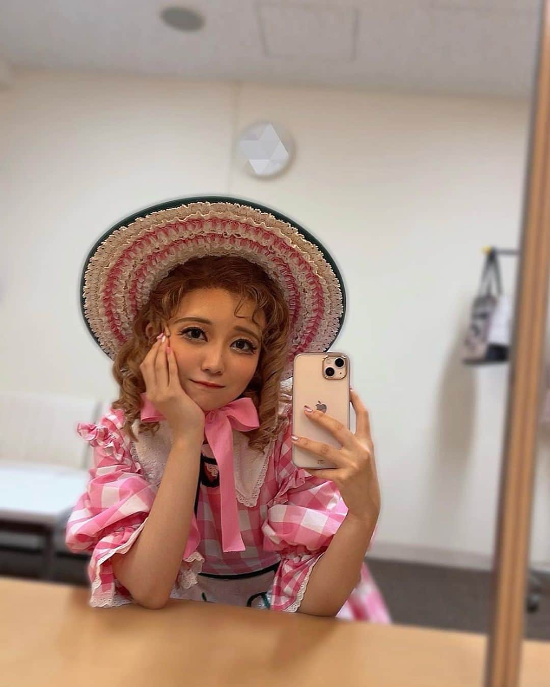熊谷彩春のインスタグラム：「ミュージカル『GYPSY』 無事に東京千秋楽を迎えました🌹 　 沢山のお客様にご来場いただき、感謝の気持ちでいっぱいです。 本当にありがとうございました！！ 　 さて、次は大阪公演。 今からわくわくしております！ 　 人形たちはひと足先に森ノ宮ピロティに行ってるみたいです…！ スタッフさんの遊び心あふれる、この人形シリーズ、毎日楽しみでした🥹 大阪までしばし見れないと思うと寂しい😭 　 大阪公演もがんばります！ À bientôt👋 　 #ミュージカルGYPSY #GYPSY2023」