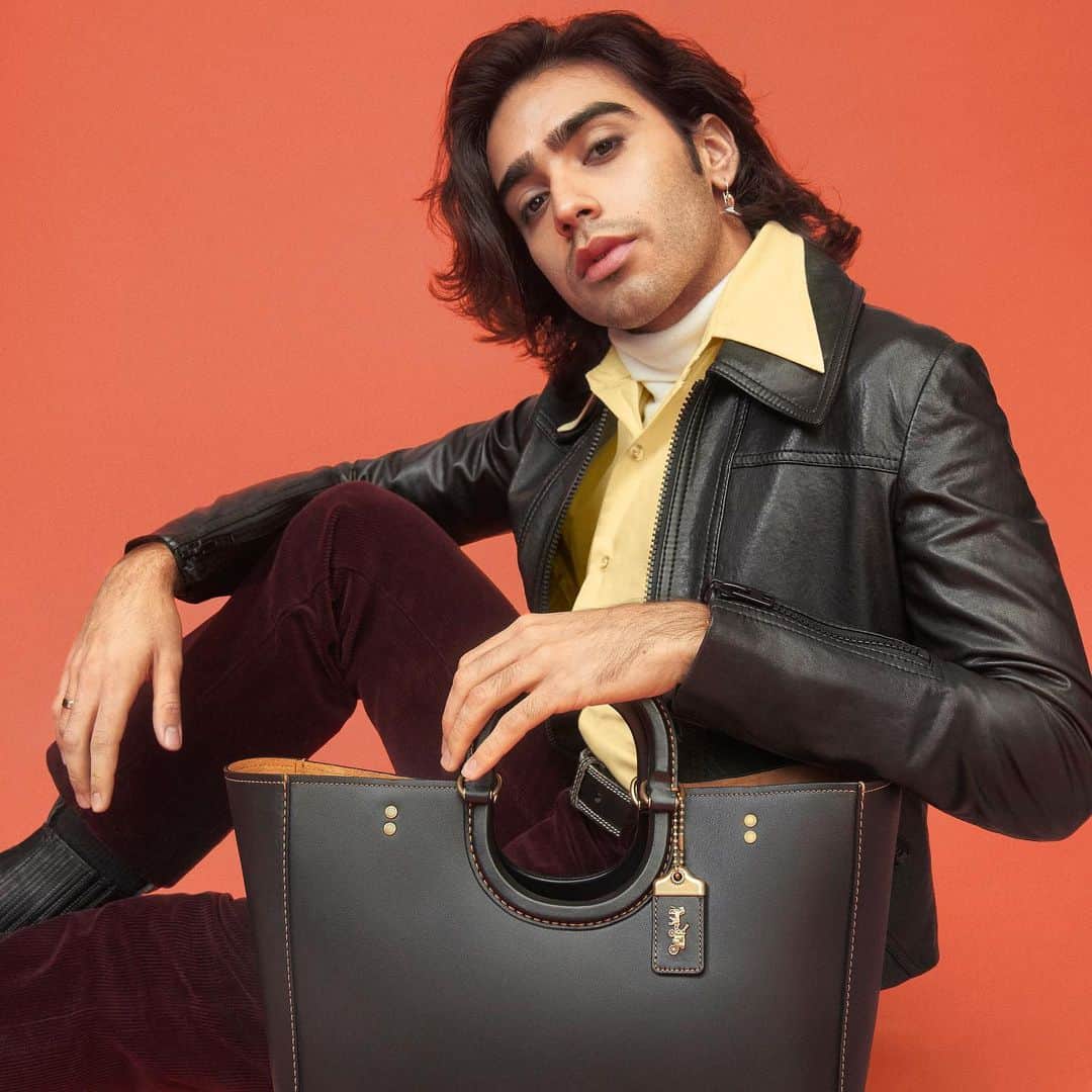 のインスタグラム：「A bag big enough to carry your life around in, what more could you ask for? #CoachNY」