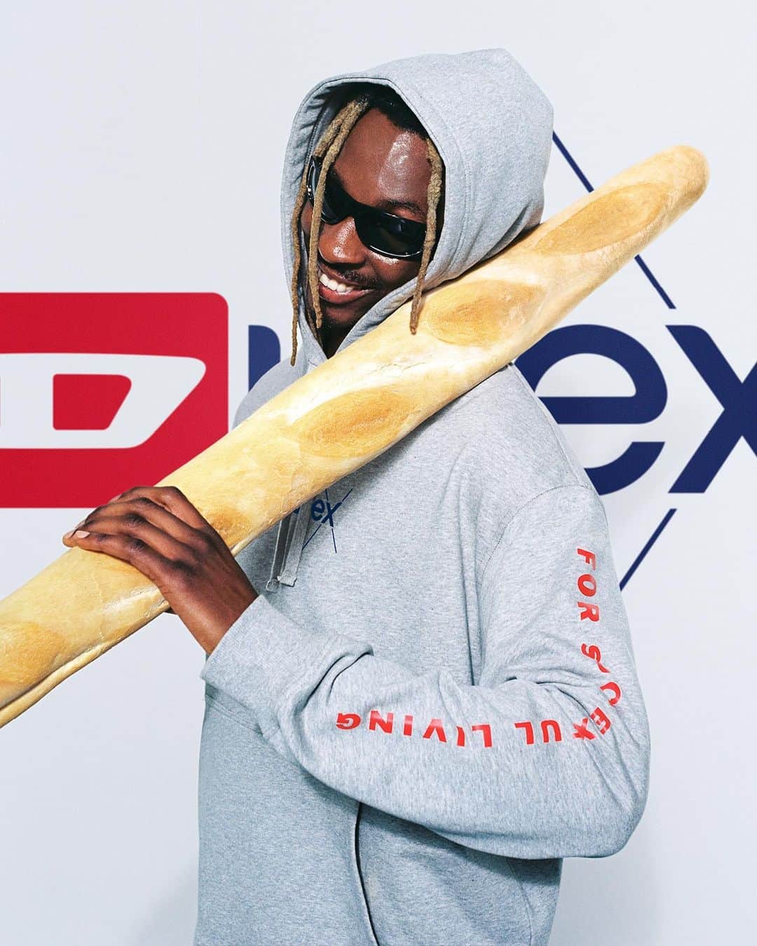 ディーゼルのインスタグラム：「For growers and showers.    The Diesel x @Durex capsule collection is the natural union of two iconic brands with the same beliefs in freedom, expression, sex and responsibility.   Creative Director @GlennMartens introduced the collaboration on his #DieselFW23 runway, set with a mountain of 200,000 Durex condoms. Now, the capsule collection of T-shirts, hoodies, denim and accessories that bear a blend of the brands’ logos is available in Diesel stores.    Tap to shop and discover Diesel x @Durex capsule at the link in bio.  #ForSuccessfulLiving #DieselxDurex」