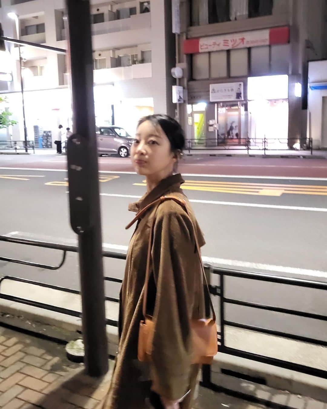 ヘリンのインスタグラム：「일본 첫째날 , 첫 아사쿠사 😍. 시부야 신주쿠 하라주쿠와는 다른 감성 듬뿍느끼고 걷고 또 걸은날 🫶 여행을 하다보면 항상 느끼는게 많다 . 요즘처럼 혼자 여행했을때 더더욱 ..…? 그저 생각할시간도 없이 무작정 나가 걷고 느낄수있는것 그것 자체만으로도 얼마나 행복한 일인지 잊어버리고있었다」