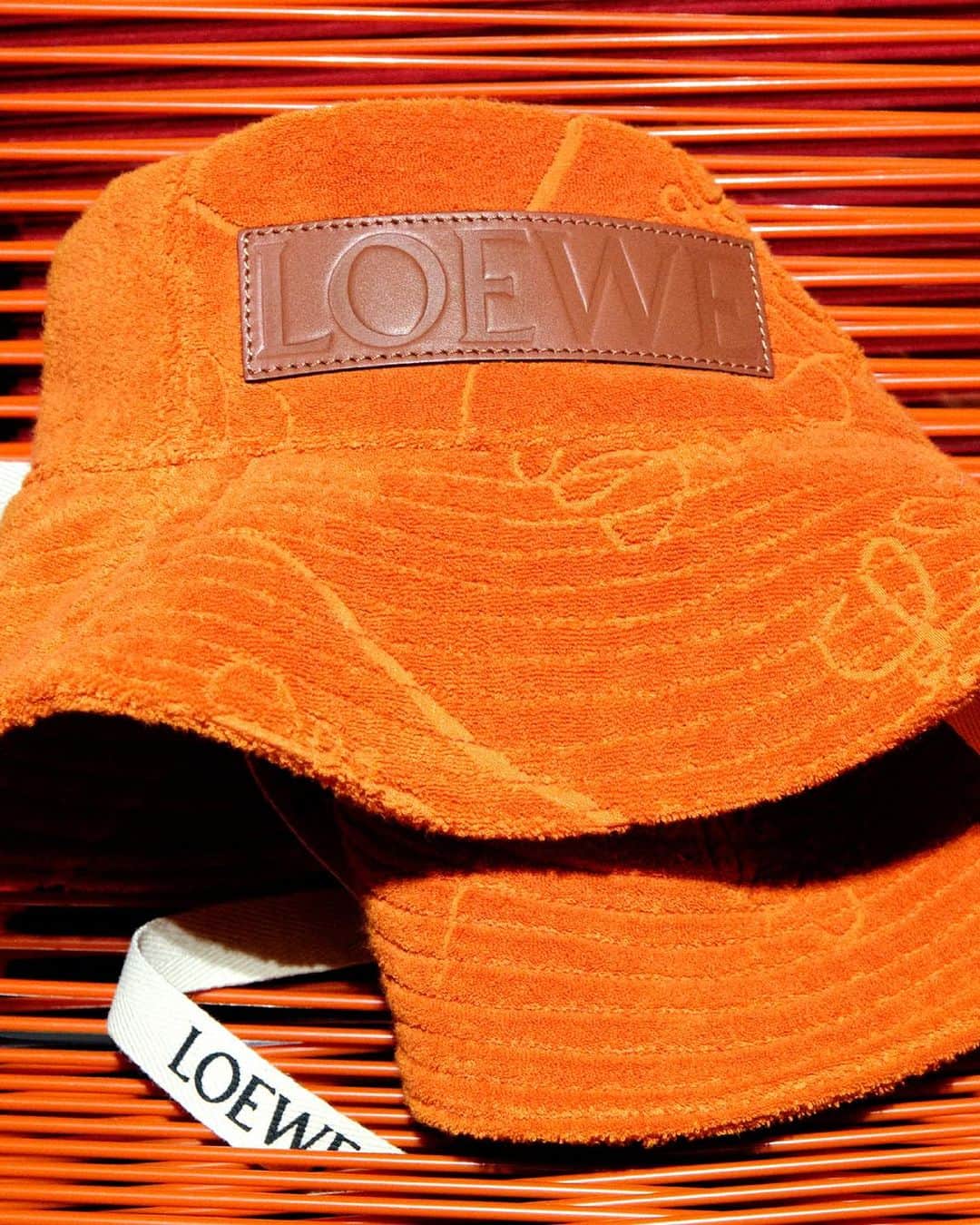 Loeweさんのインスタグラム写真 - (LoeweInstagram)「Hat in towelling cotton  LOEWE Paula's Ibiza 2023  See the collection on loewe.com  #LOEWE #LOEWEpaulas」5月1日 1時00分 - loewe