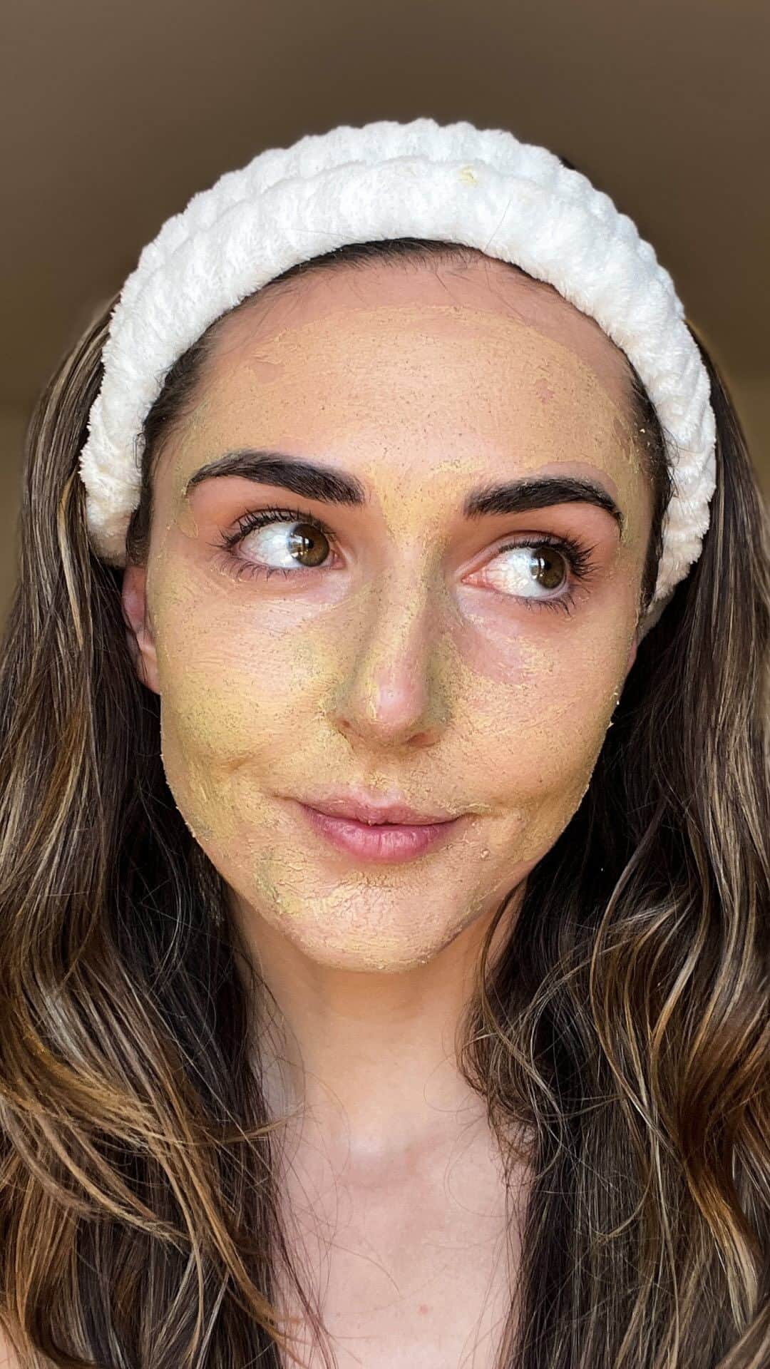 ジョジー・マランのインスタグラム：「What’s your go-to activity while your face mask dries? Pick one below or share yours in the comments! 🧘‍♀️ Meditate 💅 Touch up  📺 Watching an episode of Love is Blind? Ted Lasso? Succession? 📖 Finish a chapter of your book」
