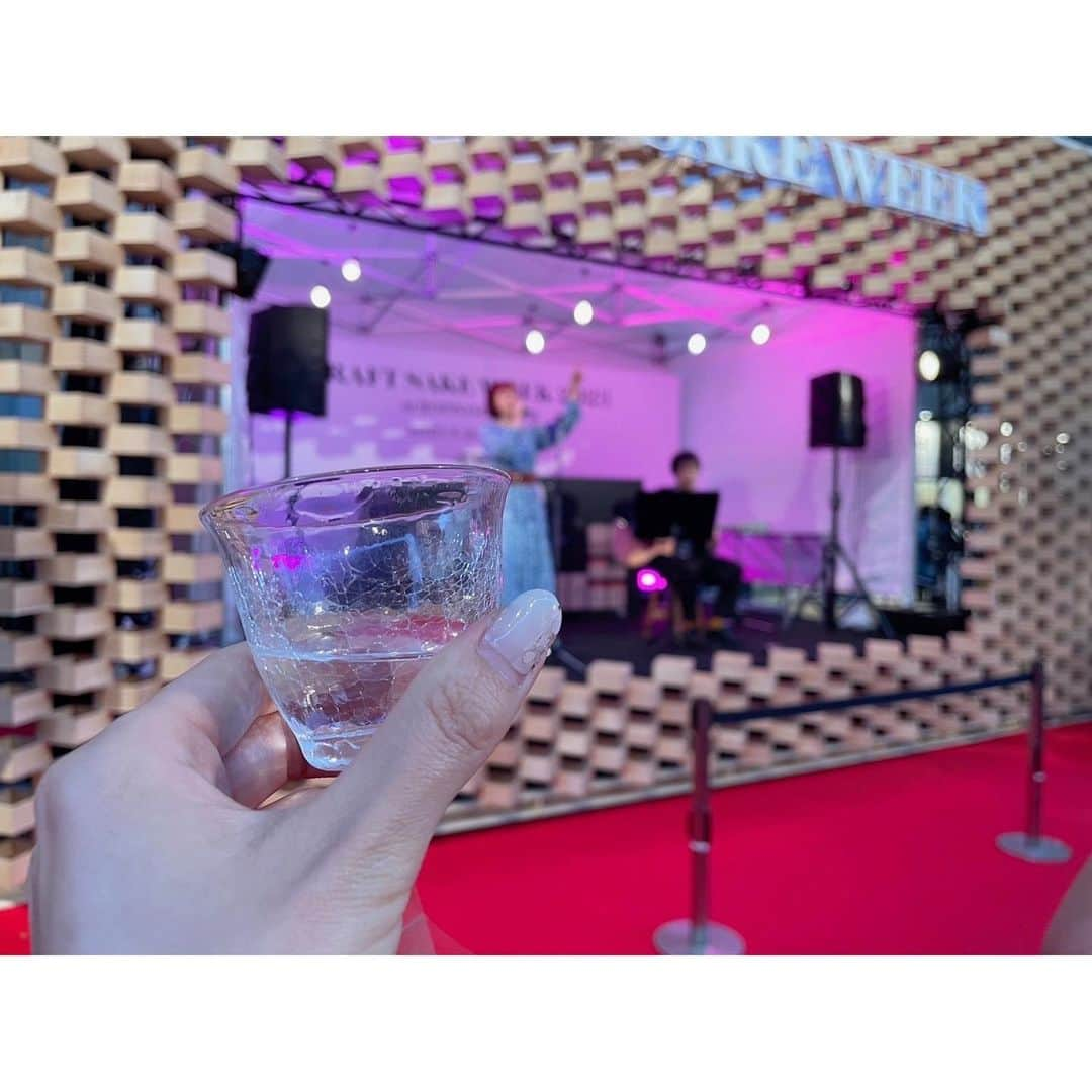 佐々木瞳さんのインスタグラム写真 - (佐々木瞳Instagram)「【日本最大級の日本酒イベント🍶craft sake week2023】  4/29（土）六本木ヒルズで行われている日本最大級の日本酒イベントcraft sake week2023へ @craftsakeweek  2020準Miss Sakeの @yuriko.fu さんと行ってきました🍶  GWということもあり、会場は大賑わい！ この日は10種類の酒蔵さんが並び、私は福島県の寫楽、静岡県の磯自慢、 秋田県の雪の茅舎 の3種類の日本酒を楽しみました˚✧₊⁎❝᷀ົཽ≀ˍ̮ ❝᷀ົཽ⁎⁺˳✧༚  会場ではアーティストの歌声やDJの音楽が響いていて、その中で美味しい地酒を飲めるのは贅沢な時間でした🥹✨  GWはスタートしたばかり。 楽しみましょう♪  ˚✧₊⁎ ˚✧₊⁎ ˚✧₊⁎ ˚✧₊⁎ ˚✧₊⁎ ˚✧₊⁎ ˚✧₊⁎ ˚✧₊⁎ ˚✧₊⁎ ˚✧₊⁎  #craftsakeweek #craftsakeweek2023 #日本酒イベント #日本酒 #福島 #寫楽 #静岡 #磯自慢 #秋田 #雪の茅舎 #旅 #トラベラー #女子旅 #地域 #地域活性化 #地域創生 #ちいきぐらむ #地域の魅力 #観光 #発酵 #hakko」5月1日 1時10分 - hitomihappygirl1026