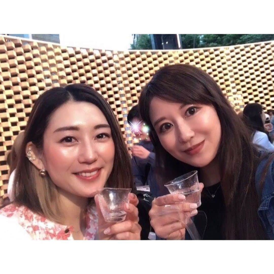 佐々木瞳さんのインスタグラム写真 - (佐々木瞳Instagram)「【日本最大級の日本酒イベント🍶craft sake week2023】  4/29（土）六本木ヒルズで行われている日本最大級の日本酒イベントcraft sake week2023へ @craftsakeweek  2020準Miss Sakeの @yuriko.fu さんと行ってきました🍶  GWということもあり、会場は大賑わい！ この日は10種類の酒蔵さんが並び、私は福島県の寫楽、静岡県の磯自慢、 秋田県の雪の茅舎 の3種類の日本酒を楽しみました˚✧₊⁎❝᷀ົཽ≀ˍ̮ ❝᷀ົཽ⁎⁺˳✧༚  会場ではアーティストの歌声やDJの音楽が響いていて、その中で美味しい地酒を飲めるのは贅沢な時間でした🥹✨  GWはスタートしたばかり。 楽しみましょう♪  ˚✧₊⁎ ˚✧₊⁎ ˚✧₊⁎ ˚✧₊⁎ ˚✧₊⁎ ˚✧₊⁎ ˚✧₊⁎ ˚✧₊⁎ ˚✧₊⁎ ˚✧₊⁎  #craftsakeweek #craftsakeweek2023 #日本酒イベント #日本酒 #福島 #寫楽 #静岡 #磯自慢 #秋田 #雪の茅舎 #旅 #トラベラー #女子旅 #地域 #地域活性化 #地域創生 #ちいきぐらむ #地域の魅力 #観光 #発酵 #hakko」5月1日 1時10分 - hitomihappygirl1026