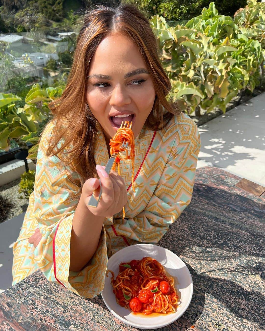 クリッシー・テイゲンさんのインスタグラム写真 - (クリッシー・テイゲンInstagram)「On Sundays, we eat pasta. 🍝 Slip into total comfort with the ultra cozy Pasta La Vista Robe. It features cute farfalle and fusilli prints, and a red piping detail throughout, that’ll remind you of a rich tomato sauce. Wear the sleeves down or roll them up so you can stay pasta-tively comfy while you cook away in the kitchen. Get a matching pair for mom also this Mother's Day—it's the gift mom will farfalle in love with. Tap to shop!」5月1日 1時02分 - cravingsbychrissyteigen