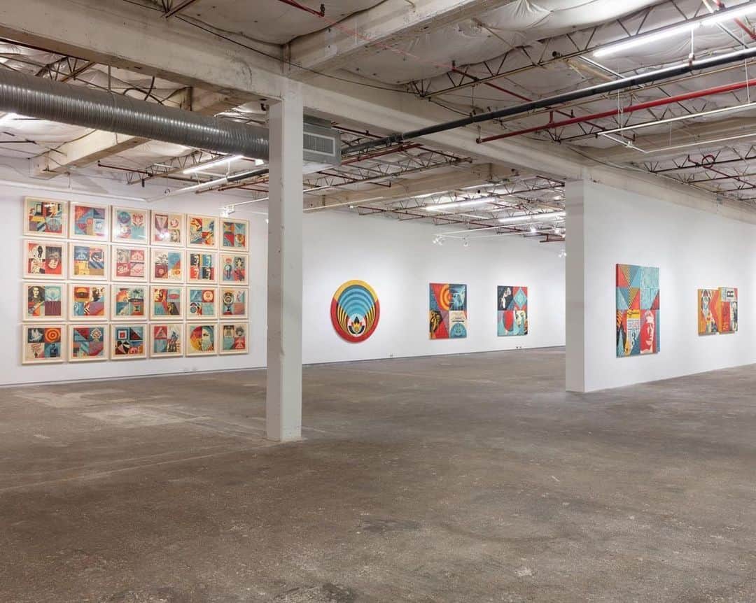 Shepard Faireyのインスタグラム：「DALLAS: I’m excited for the talk at @dallascontemporary with my friend and curator of Backward Forward, Pedro Alonzo (@trucatriche) on May 3rd. If you were able to RSVP, see you there! If not, please email rsvp@dallascontemporary.org to join the waitlist.⁠ –Shepard⁠ ⁠ Installation shot by Kevin Todora (@kevintodora)」