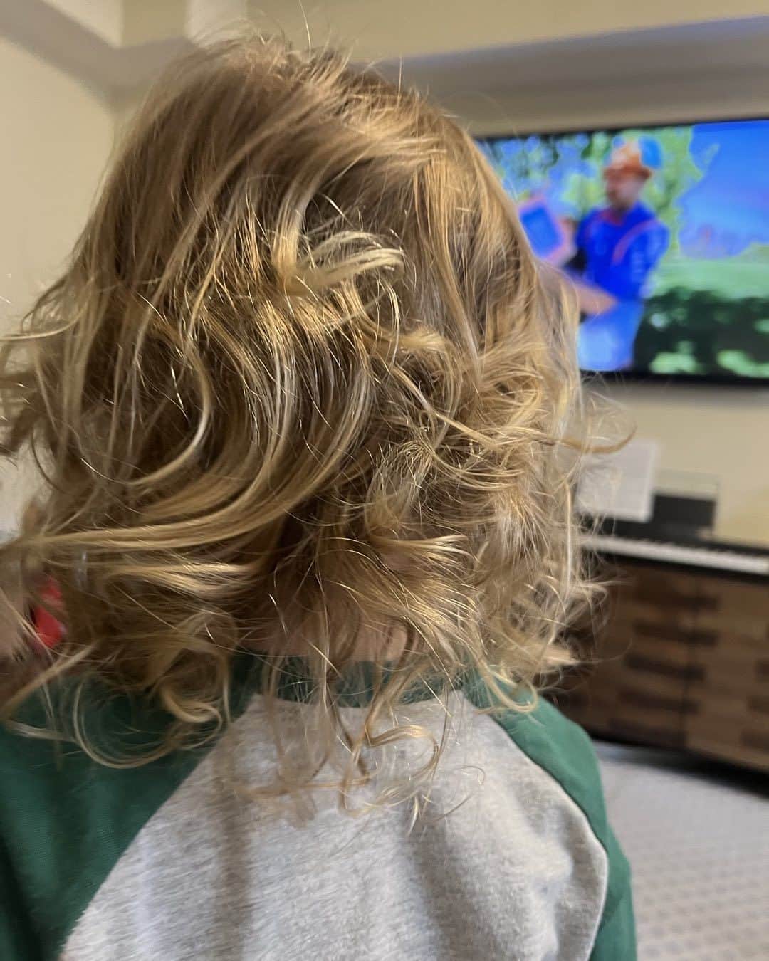 アレック・ボールドウィンのインスタグラム：「I have a lot of hair. My son Edu has a LOT of hair.」
