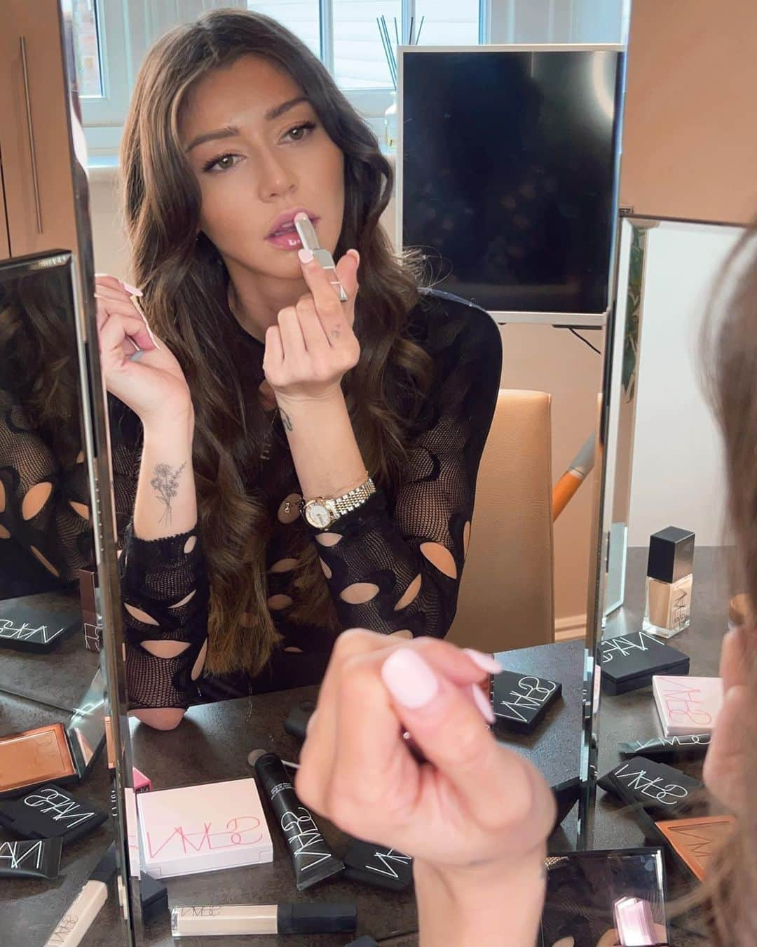 エレノア・カルダーさんのインスタグラム写真 - (エレノア・カルダーInstagram)「💄🪞💅🏼 💕」5月1日 1時36分 - eleanorcalder