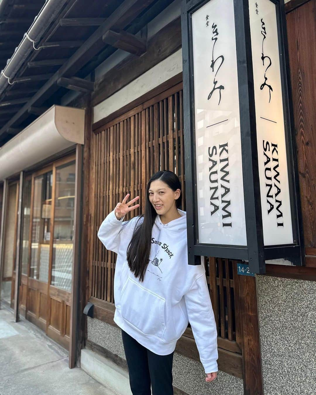 松野井雅（原紗央莉）のインスタグラム：「【名古屋サ旅②-1】※時差投稿です  ▼KIWAMI SAUNA @kiwamisauna   ▼サウ兄(オーナー中島さん) @saunii_atsuki   ▼食堂 きわみ @kiwami_sameshi   月1レディースデーはマスト🧖‍♀️👩‍🦰  最深部が2mある大型水風呂は超絶軟水らしくとても美しくとてもやわらかかった✨✨✨🏊‍♂️💧🩵✨✨✨  古民家リノベの施設はその名の通りで極まり方がアメイジングでした…👏🤴🏻🏯  ・ ・ #名古屋 #浅間町 #サ旅 #レディースデー #kiwami #kiwamiwsauna #きわまる #食堂きわみ #水風呂 #地下水 #頑張っている人の #憩いの場所に #日本家屋 #職人 #リノベーション #和室 #löyly #ロウリュ #sauna #サウナ #saunner #サウナー #サウナ女子 #サウナ好きな人と繋がりたい #松野井雅サウナ部 #産後 #双子ママ #フィンランドサウナアンバサダー #finlandsaunaambassador」