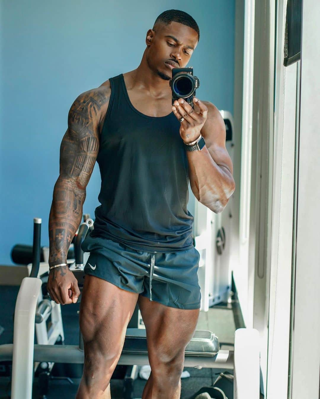 Simeon Pandaさんのインスタグラム写真 - (Simeon PandaInstagram)「It’s a good day for the 2nd leg day of the week 😁 Who else loves leg day?」5月1日 1時43分 - simeonpanda