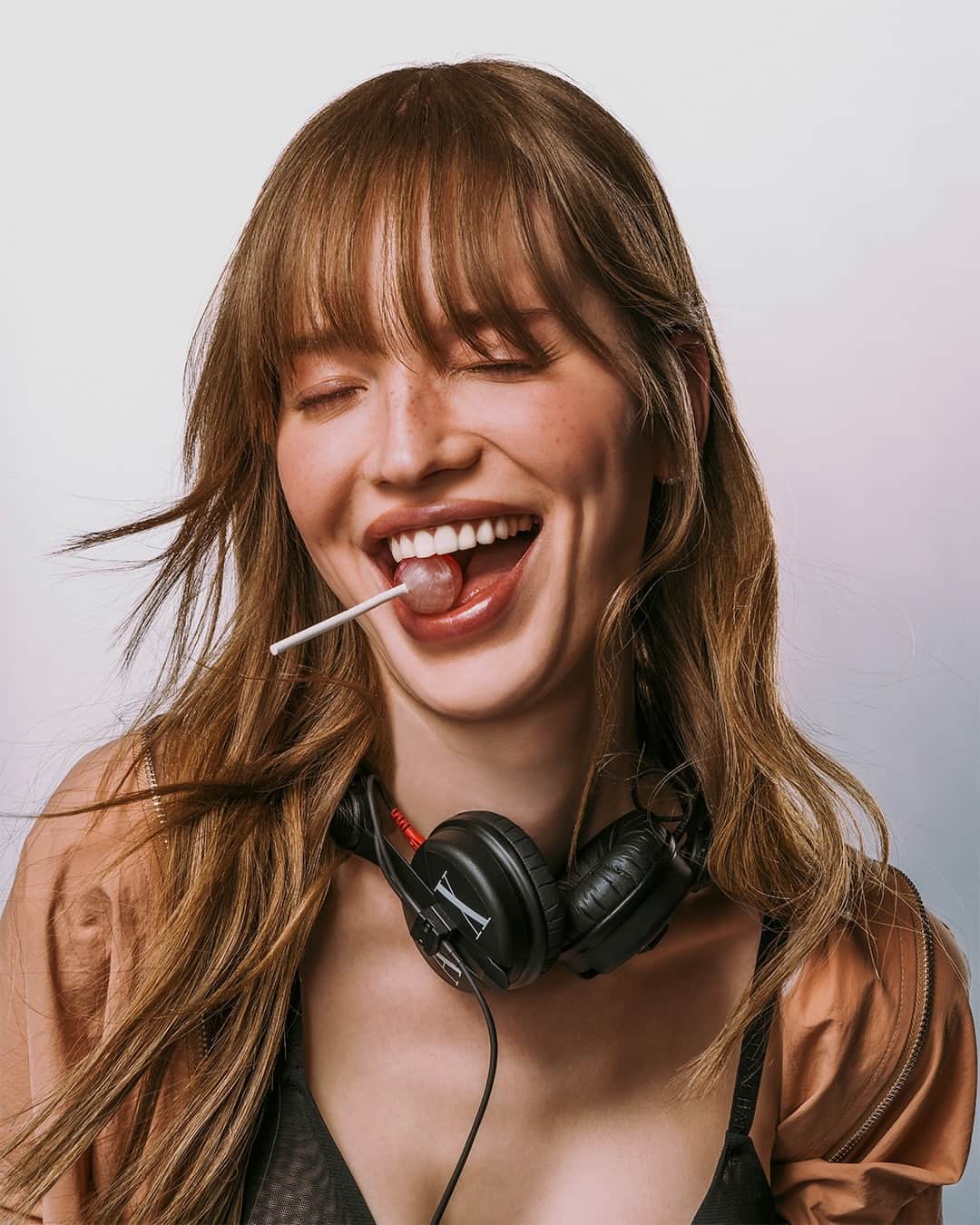 ジョルジオアルマーニのインスタグラム：「Tasting summer beats⁣ ⁣ Photo @doppia.a⁣ Model @maartjeconvens」
