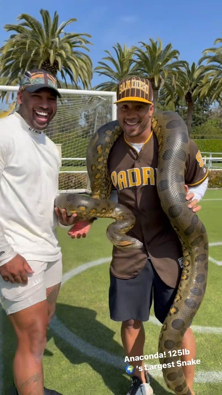ラッセル・ウィルソンのインスタグラム：「My Homie @therealtarzann brought some guests to Sienna’s 6 Yr old bday! Anaconda! 125 lb! Light Work! 🤣😂🤣 🐍」