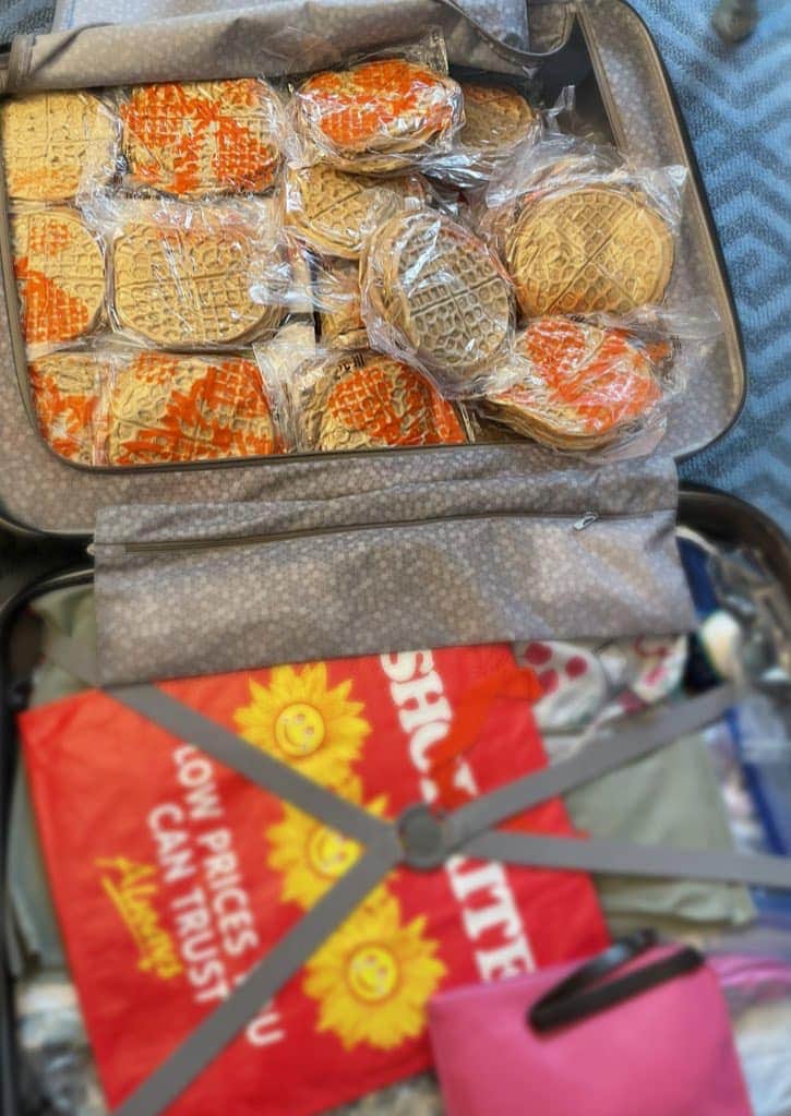 鈴木貴子さんのインスタグラム写真 - (鈴木貴子Instagram)「ワシントンに着きました。 部屋に入って早速スーツケースを開けました。  はい、スーツケースの中身はこちら！ 私の荷物の半分は #根室 が誇る  #オランダせんべい です。 しかも、これは某ワシントン在住日本人からのリクエストでした。😊」5月1日 1時51分 - _takako.suzuki_