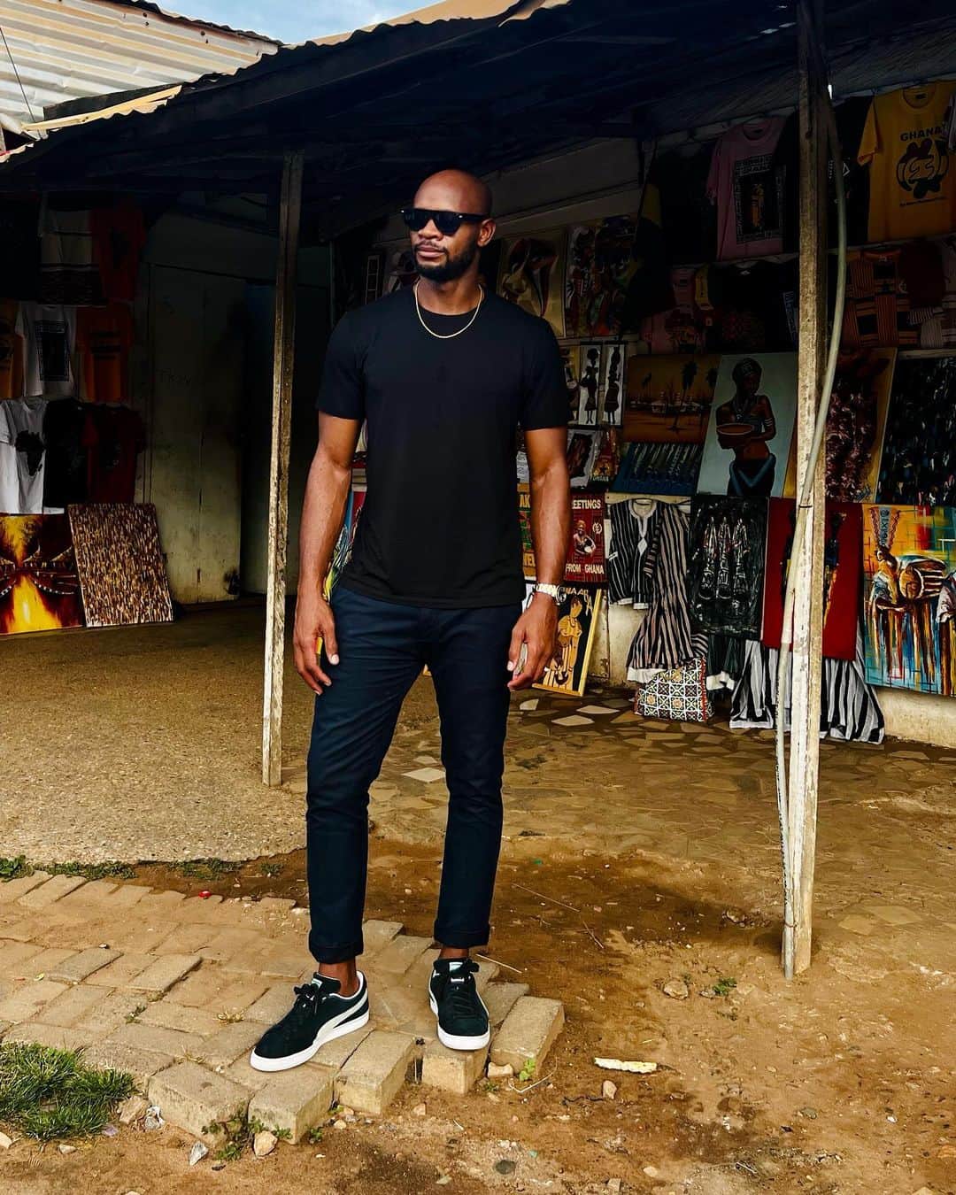 アサファ・パウエルのインスタグラム：「Out here at the Accra art center doing some shopping」