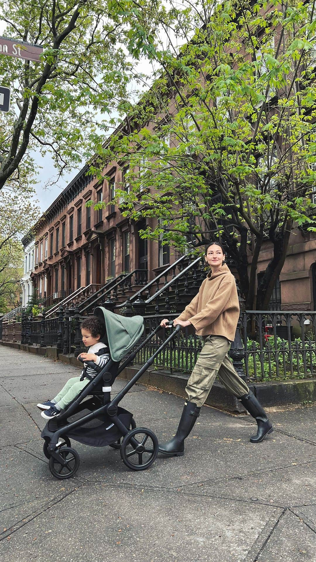 ブルーナ・テノリオのインスタグラム：「Sunshine or rain ☀️🌧️ we are strolling around with our new @bugaboousa #Fox5」