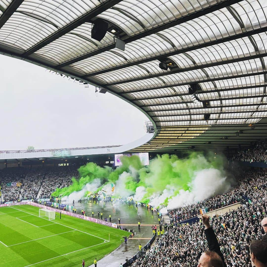 ジョー・レドリーのインスタグラム：「Glasgow it’s been an absolute pleasure! Taken the boy up for his first Celtic game and he’s fallen in love. To top it off we managed to see the fletchers as well @stevenfletcher9official . God bless Glasgow Celtic 🍀」