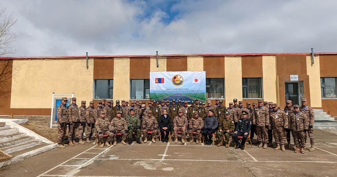 陸上自衛隊さんのインスタグラム写真 - (陸上自衛隊Instagram)「#陸上自衛隊 は、４月１５日から３０日までの間、モンゴルにおいて #ＰＫＯ（施設）分野での＃能力構築支援を行いました。施設分野での協力は平成２６年から継続しており、今次事業は、＃モンゴル国軍 が自律的に道路構築全般にわたる能力を習得することを目的として行われています。 　今次派遣では、＃第２施設団（船岡）の隊員がモンゴル国軍の教官要員と兄弟さながらの関係を構築し、両国の絆を深めてきました。陸上自衛隊は、引き続きモンゴルとの＃平和と繁栄のための特別な戦略的パートナーシップを推進してまいります。🇲🇳🇯🇵  From April 15 to 30, #JGSDF held a capacity building cooperation project in the field of #PKO (Engineering) in Mongolia. This has continued since 2014, and the current one is aimed at acquiring the capacity of #MongolianArmedForces to independently implement road construction. During this, #2EB members have made brotherly relationship with Mongolian instructors deepening the bond between the two countries. #JGSDF will continue to promote the “#Special_Strategic_Partnership_for_Peace_and_Prosperity” with Mongolia. 🇲🇳🇯🇵」5月1日 12時00分 - jgsdf_pr