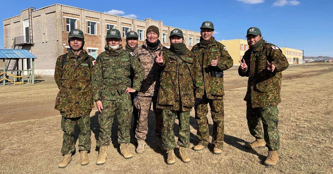 陸上自衛隊さんのインスタグラム写真 - (陸上自衛隊Instagram)「#陸上自衛隊 は、４月１５日から３０日までの間、モンゴルにおいて #ＰＫＯ（施設）分野での＃能力構築支援を行いました。施設分野での協力は平成２６年から継続しており、今次事業は、＃モンゴル国軍 が自律的に道路構築全般にわたる能力を習得することを目的として行われています。 　今次派遣では、＃第２施設団（船岡）の隊員がモンゴル国軍の教官要員と兄弟さながらの関係を構築し、両国の絆を深めてきました。陸上自衛隊は、引き続きモンゴルとの＃平和と繁栄のための特別な戦略的パートナーシップを推進してまいります。🇲🇳🇯🇵  From April 15 to 30, #JGSDF held a capacity building cooperation project in the field of #PKO (Engineering) in Mongolia. This has continued since 2014, and the current one is aimed at acquiring the capacity of #MongolianArmedForces to independently implement road construction. During this, #2EB members have made brotherly relationship with Mongolian instructors deepening the bond between the two countries. #JGSDF will continue to promote the “#Special_Strategic_Partnership_for_Peace_and_Prosperity” with Mongolia. 🇲🇳🇯🇵」5月1日 12時00分 - jgsdf_pr